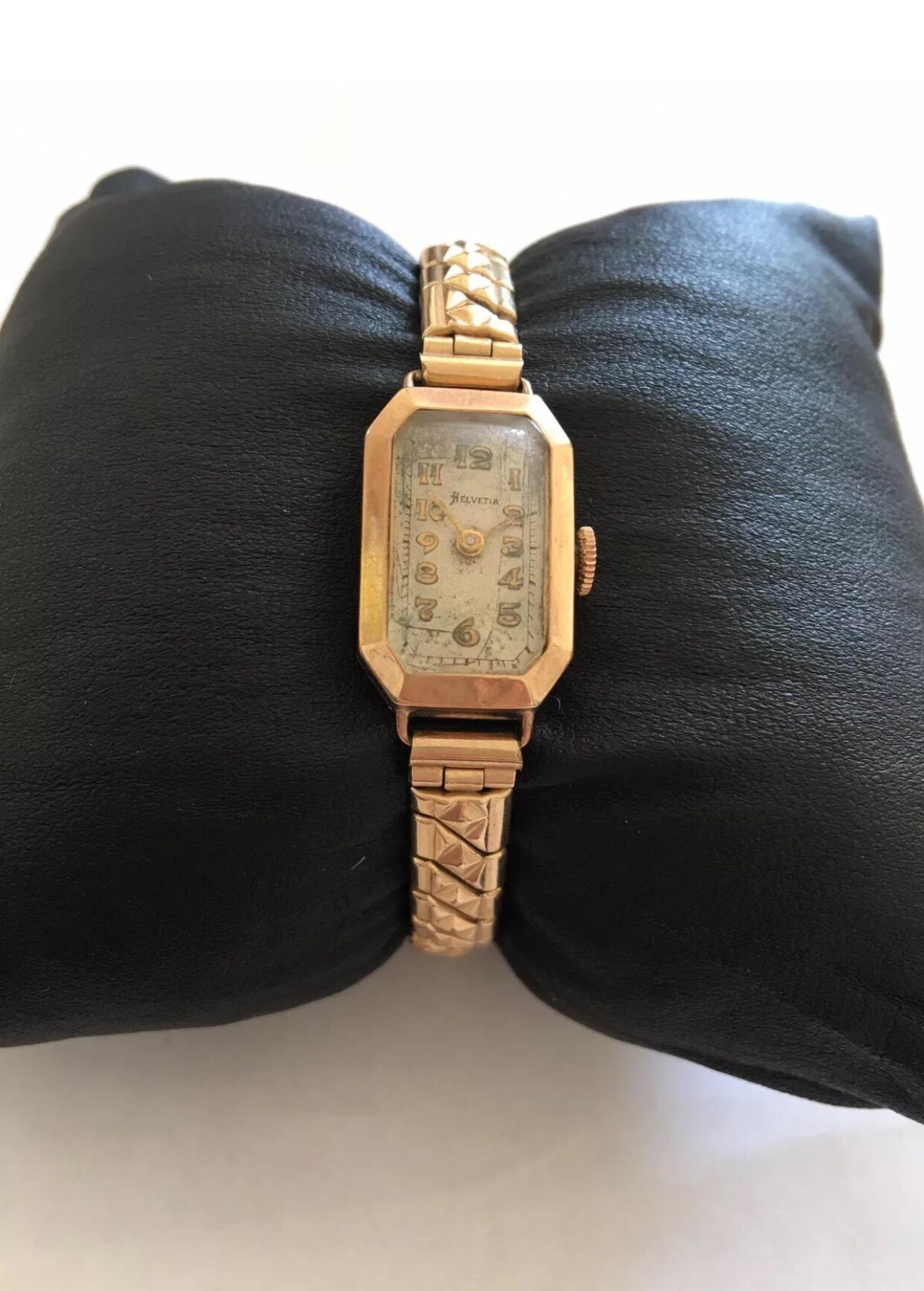 9 Karat Gold 1930s Vintage Helvetia Ladies Wristwatch For Sale 2