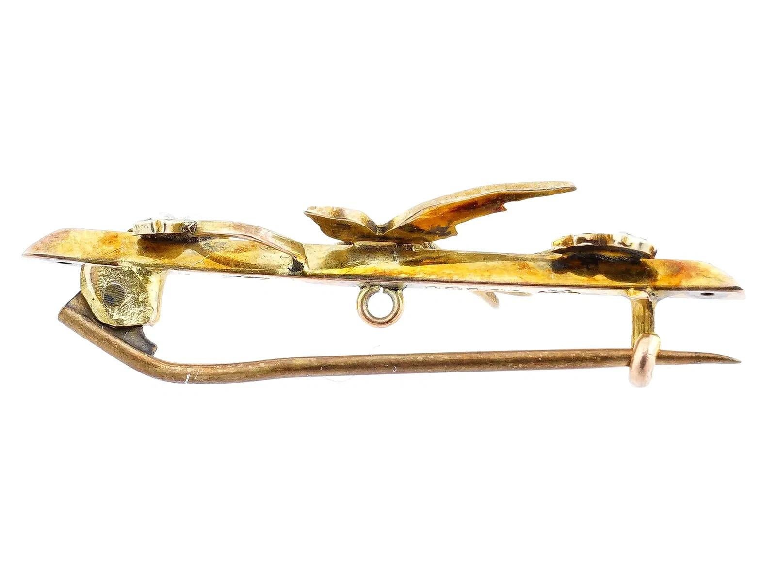 Ein Vintage wahrscheinlich britischen 9K Gelbgold Schmuck Brosche. Die Brosche ist mit einer Vogelfigur und Blättern verziert, die mit Perlen besetzt sind. Gekennzeichnet mit einer 375 Goldpunze, einem Ankerzeichen und anderen Zeichen. Vintage
