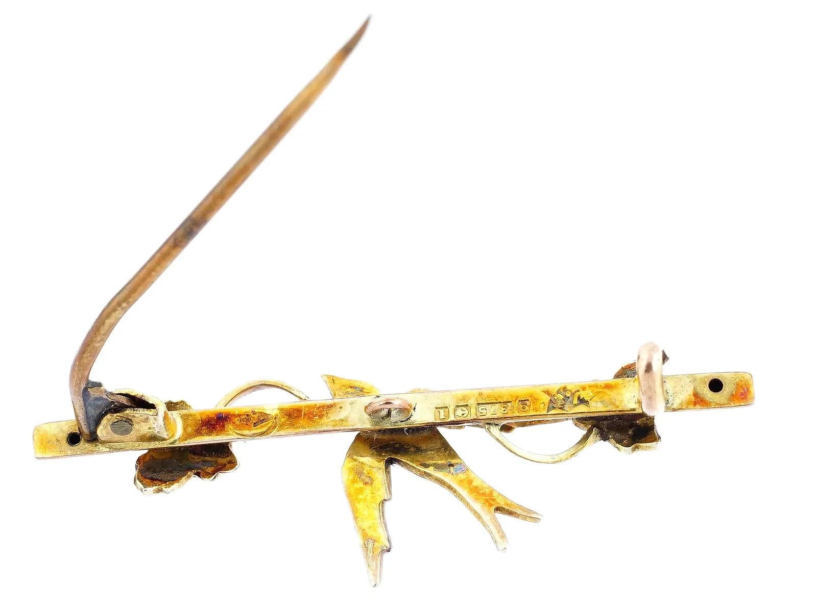 Schmuckbrosche aus 9 Karat Gold und Perlen mit Vogelmuster im Zustand „Gut“ im Angebot in New York, NY