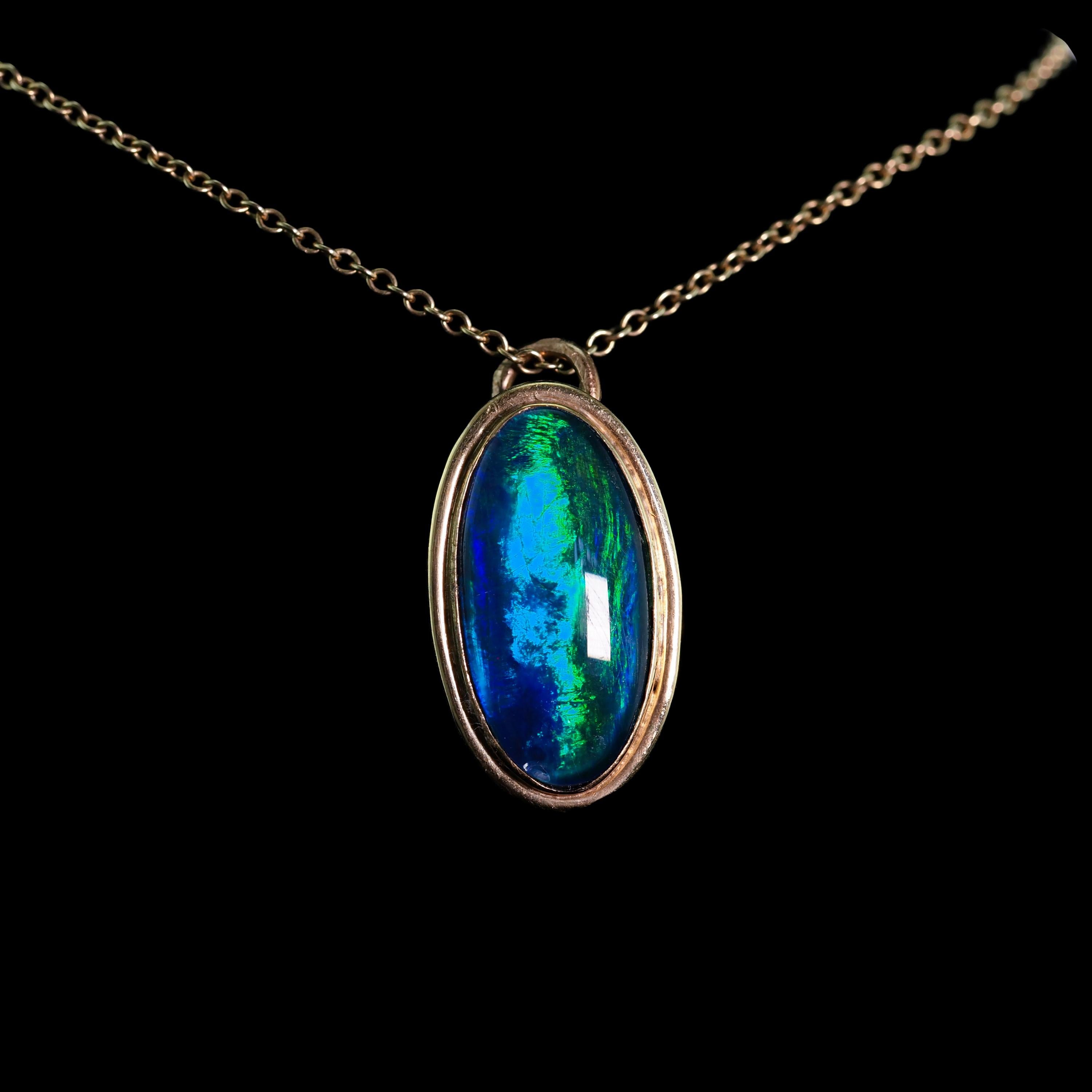 9K Gold Blue/Green Ammolite Pendant & Chain Necklace In Good Condition For Sale In London, GB