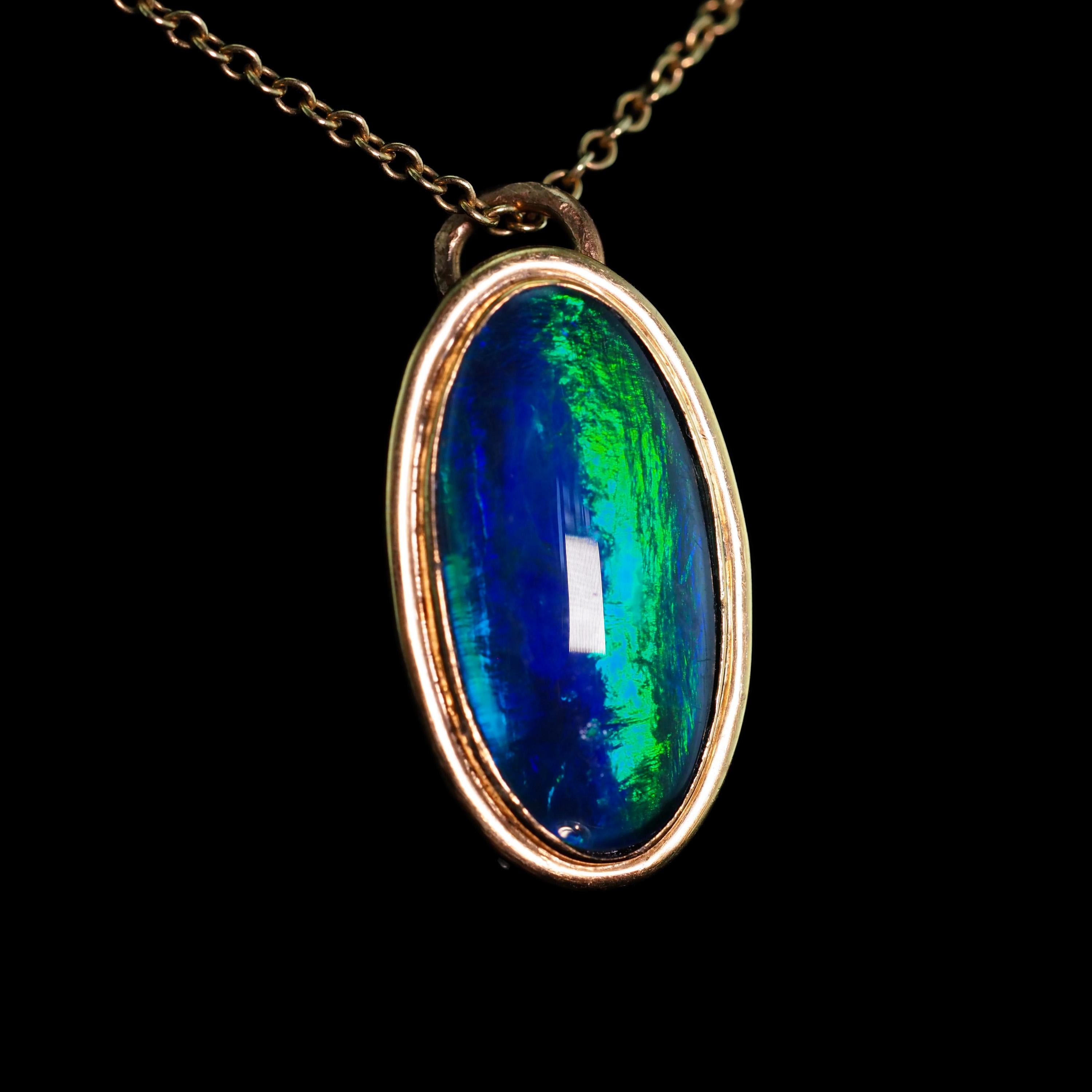 9K Gold Blue/Green Ammolite Pendant & Chain Necklace For Sale 3