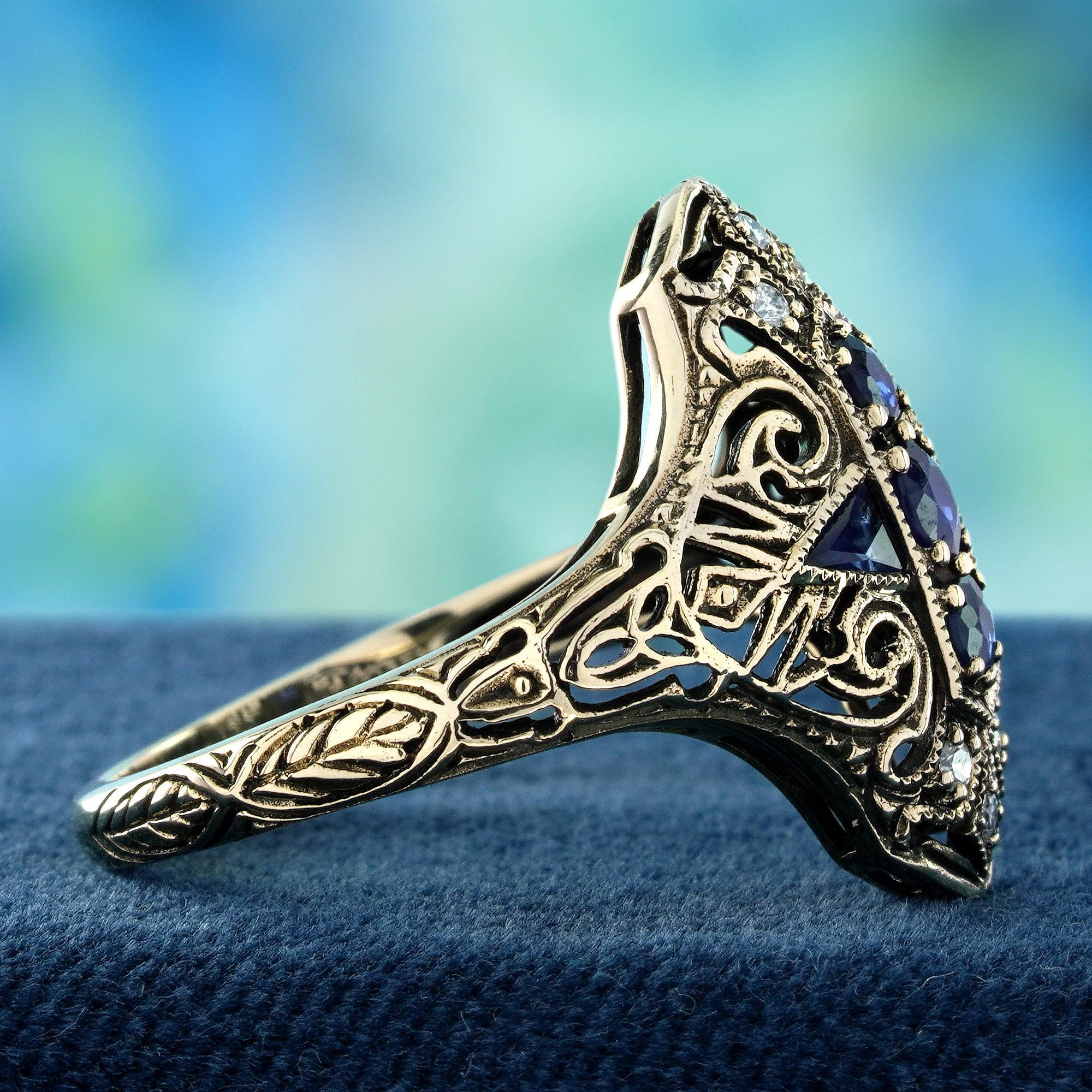9K Gold Blauer Saphir und Diamant Vintage Style Filigraner Drei Stein Ring (Rundschliff) im Angebot