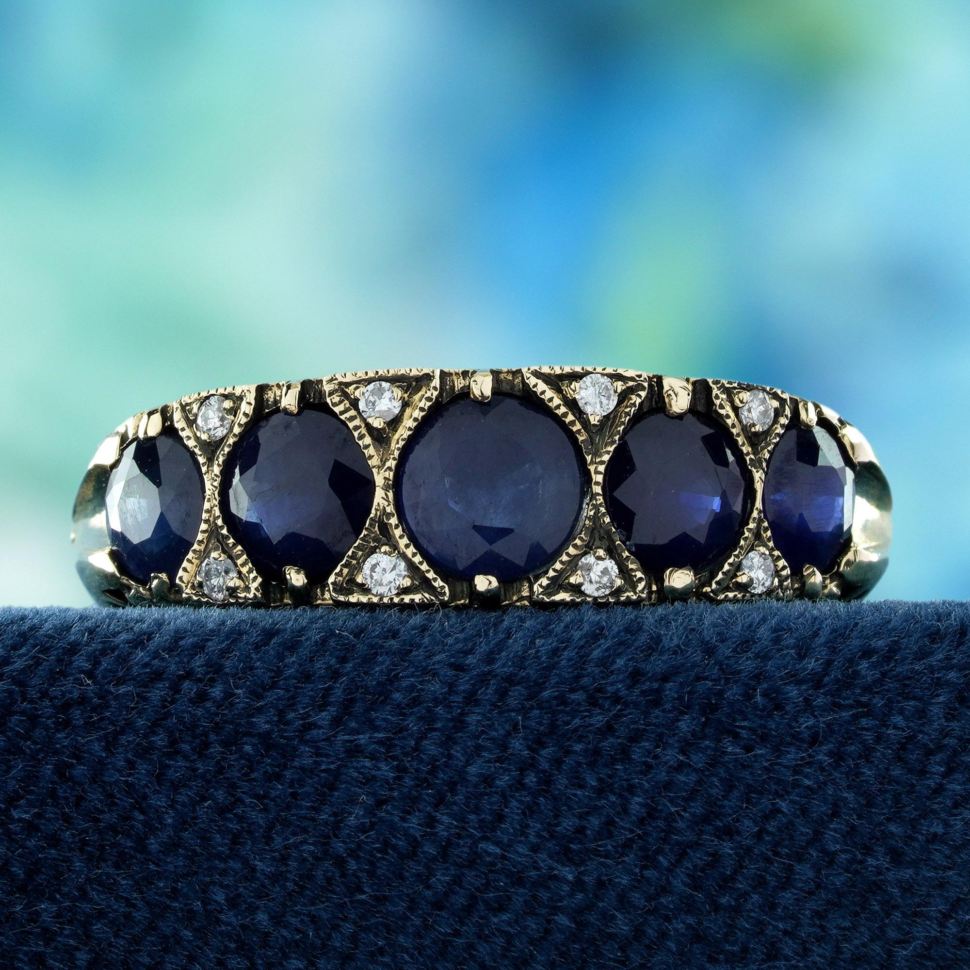  Fünf leuchtend blaue Saphire, jeder von ihnen von himmlischer Tiefe, werden perfekt ergänzt durch brillante, funkelnde Diamanten, die zwischen ihnen eingebettet sind. Dieser Ring ist nicht nur ein Accessoire, er ist ein Zeugnis dauerhafter Eleganz,
