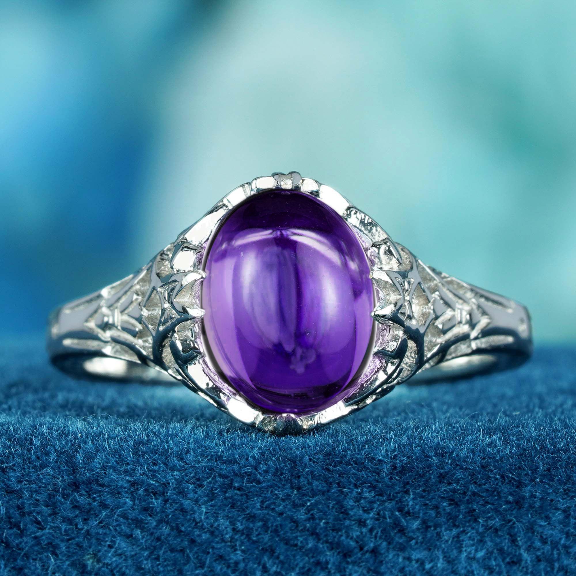 Faites l'expérience d'une élégance discrète avec cette bague Vintage By en améthyste cabochon. Le cabochon d'améthyste lisse et poli brille d'une douce et apaisante teinte violette, offrant une beauté douce mais captivante. Sertie dans un design