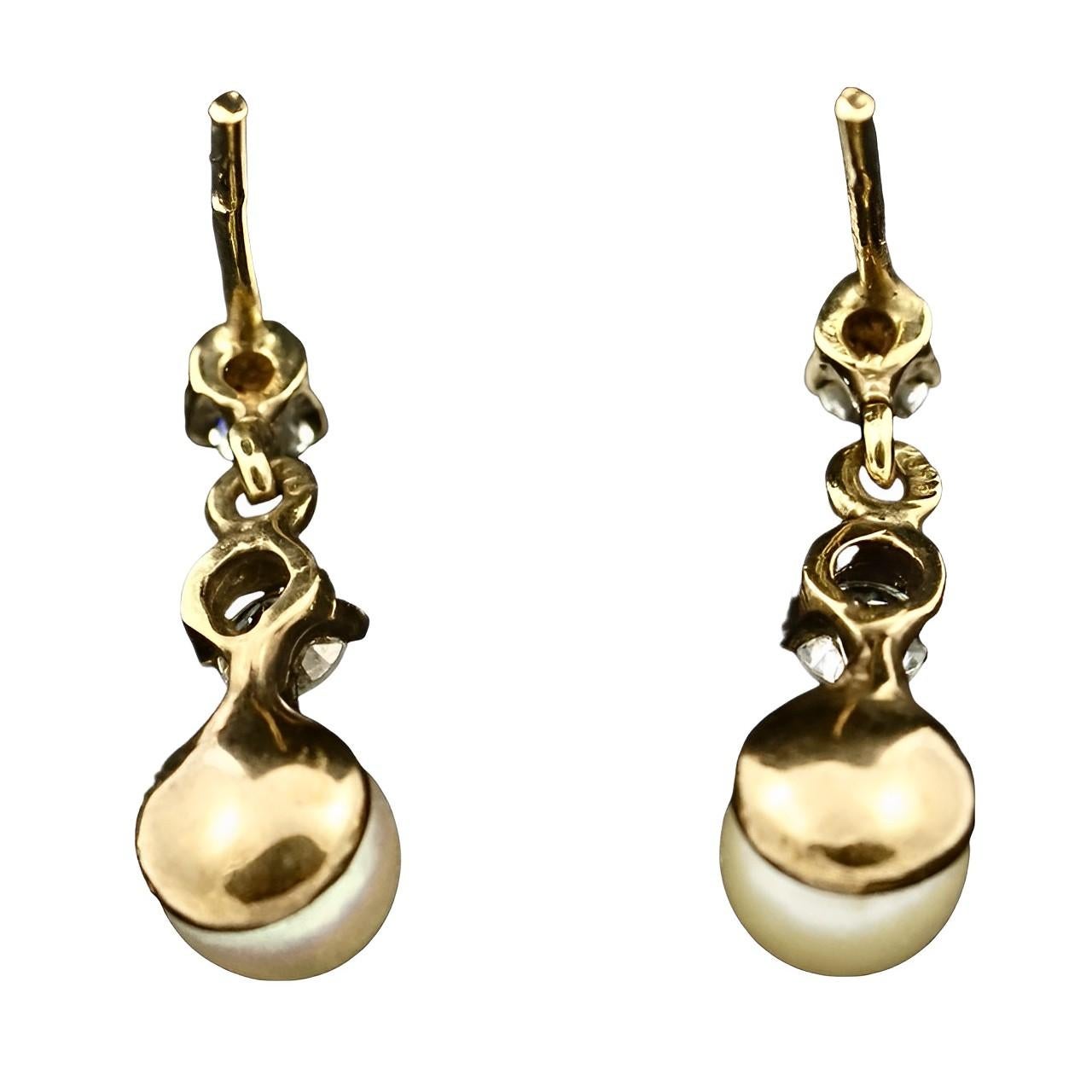 Lovely 9K gold cream cultured pearl and rhinestone drop earrings. Measuring length 1.6 cm / .62 inch, and the pearls are 5.5 mm. The earrings have new 9K gold butterfly backs.

This is a classic pair of pearl drop earrings.