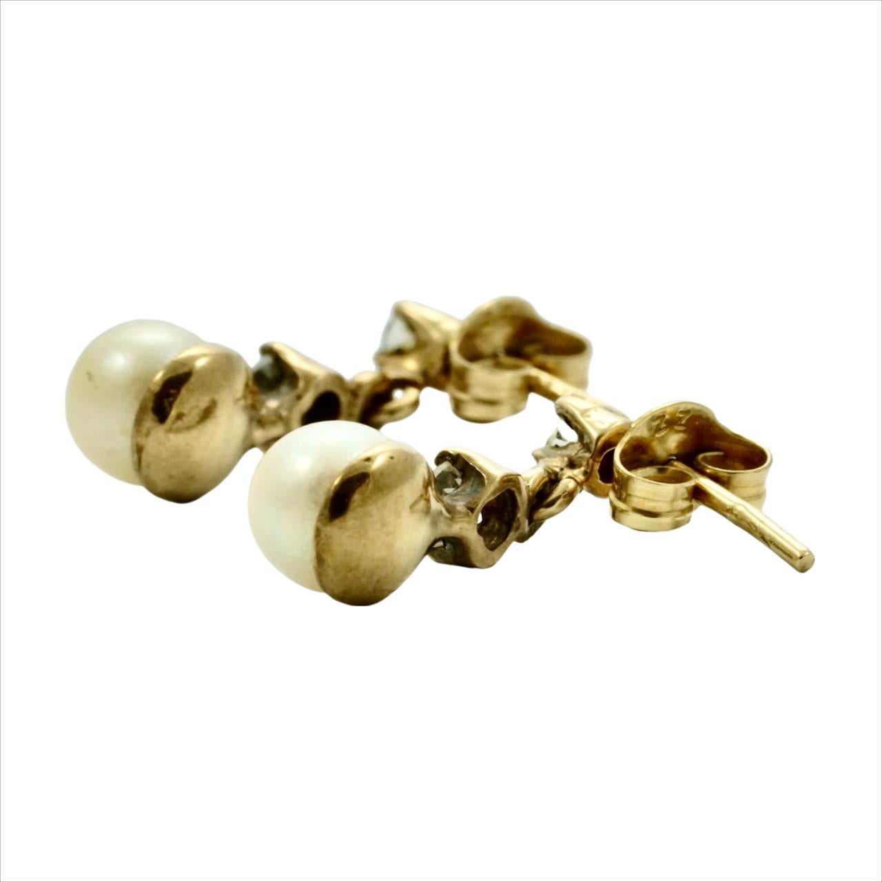 Taille ronde Boucles d'oreilles pendantes en or 9K avec perles de culture crème et strass en vente