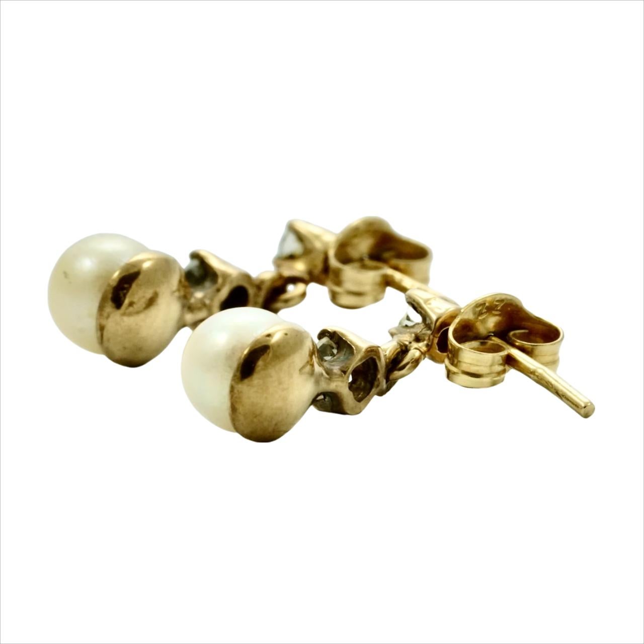 Taglio rotondo Orecchini pendenti in oro 9K con perle coltivate e strass in vendita