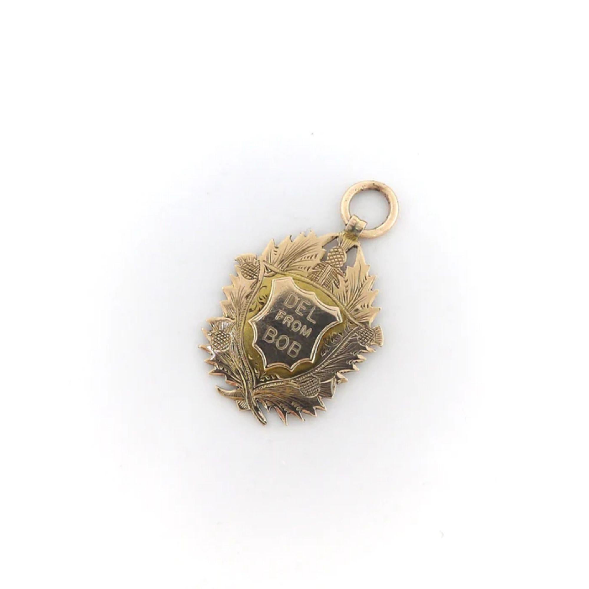 Il s'agit d'un magnifique pendentif en or 9 carats, récompensé lors d'un concours de pigeons en 1906. Il est marqué pour Glasgow, en Écosse, et présente de magnifiques découpes avec un motif de chardon de fleurs et de feuilles sur le devant. Il