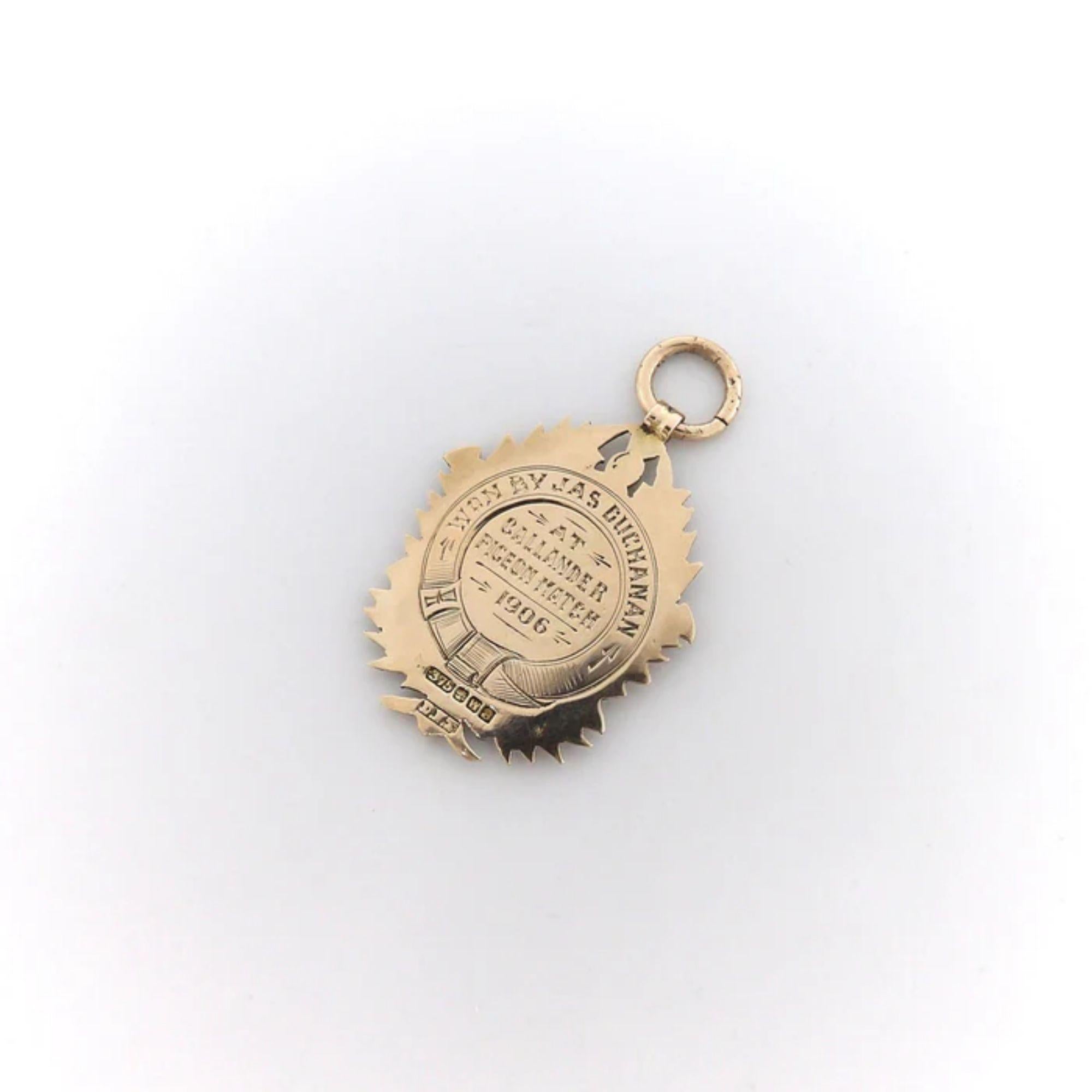 Édouardien Médaille en or 9K de l'époque édouardienne avec pendentif en forme de pigeon écossais en vente