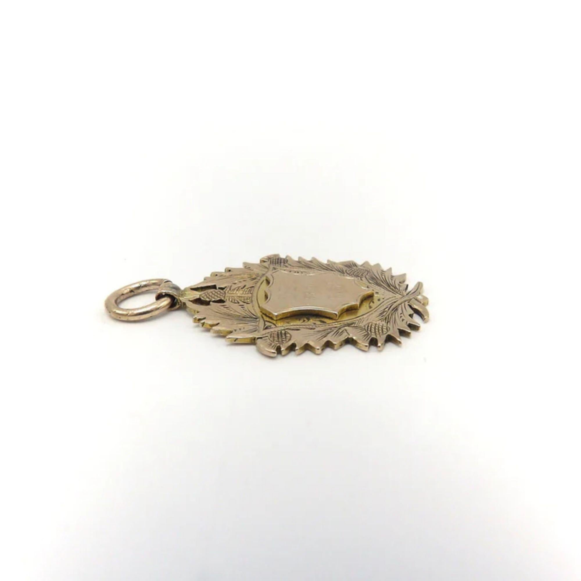 Médaille en or 9K de l'époque édouardienne avec pendentif en forme de pigeon écossais Bon état - En vente à Venice, CA