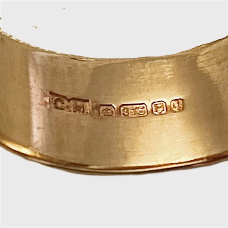 Anello a fascia inciso in oro 9K con design a corteccia e bordo fantasia In condizioni buone in vendita a London, GB