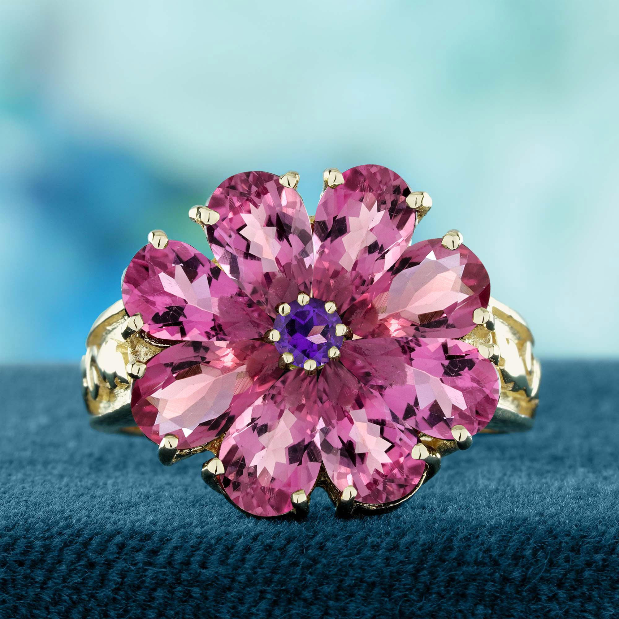 Feiern Sie die zarte Schönheit mit diesem Ring aus natürlichem Amethyst und rosa Turmalin im Vintage-Stil. In der Mitte glänzt ein reicher Amethyst, der von zartrosa Turmalinblüten umgeben ist, die eine anmutige Blumentraube bilden. Dieses vom