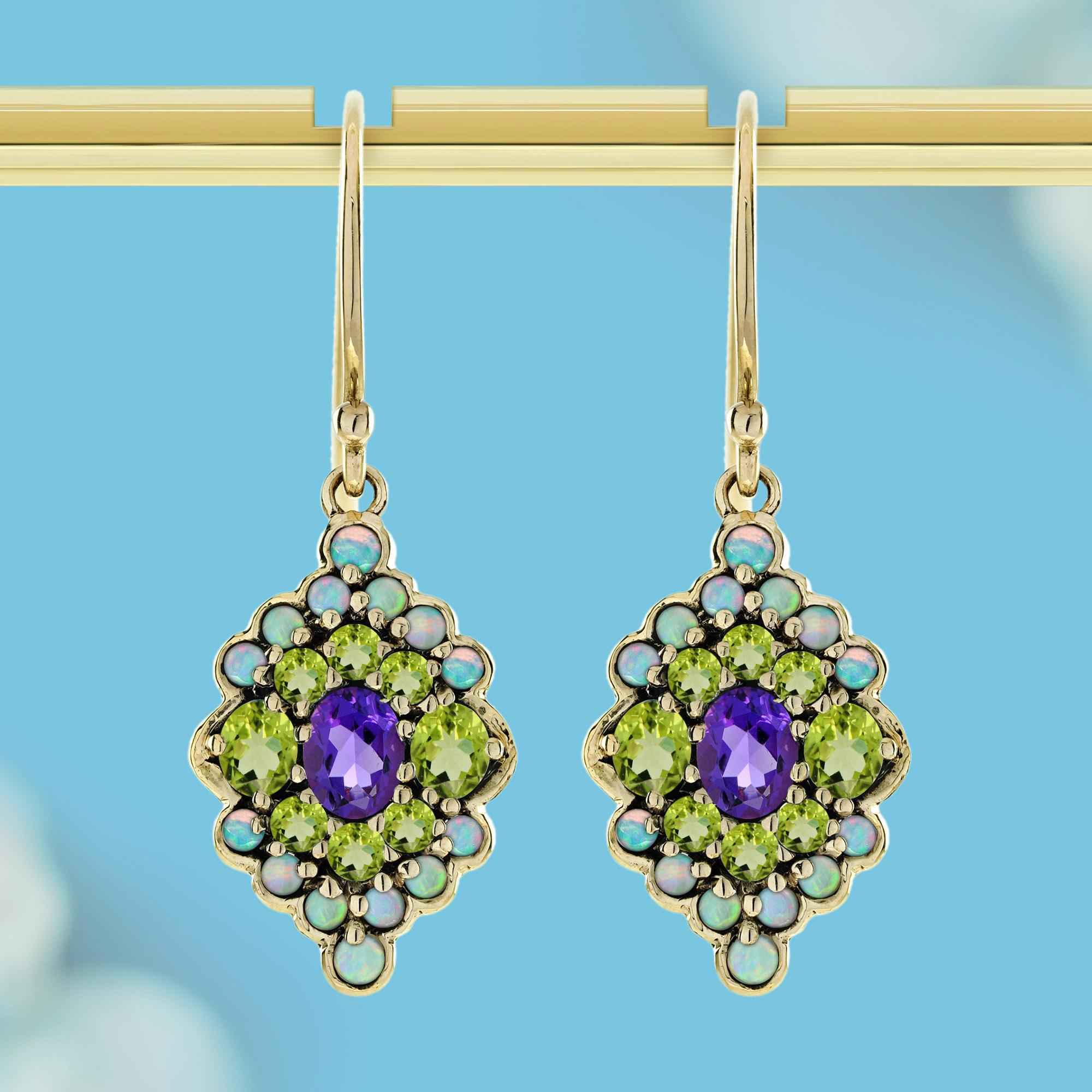 Diese atemberaubenden Tropfenohrringe aus massivem Gelbgold stehen für Vintage-Eleganz. In der Mitte sitzt ein natürlicher Amethyst, der von leuchtenden Peridot-Steinen umgeben ist, die ein strahlendes inneres Cluster bilden. Eingerahmt von