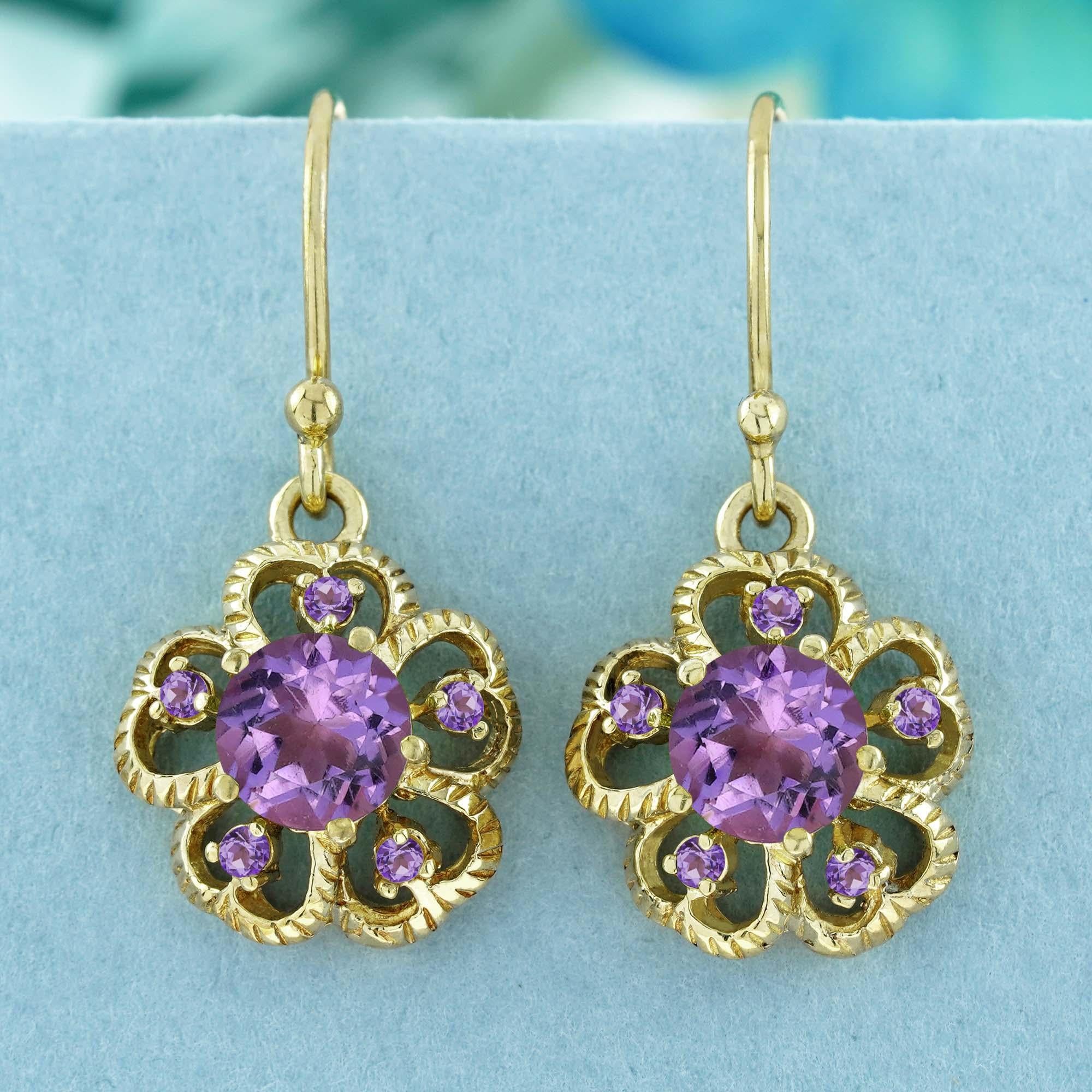 Diese floralen Ohrringe im Vintage-Stil aus massivem 9-karätigem Gold verleihen einen Hauch von zeitloser Eleganz. Das Herzstück  eines jeden Stücks ist ein bezaubernder runder Amethyst, der wunderschön in der Mitte eines zarten Blumenmotivs
