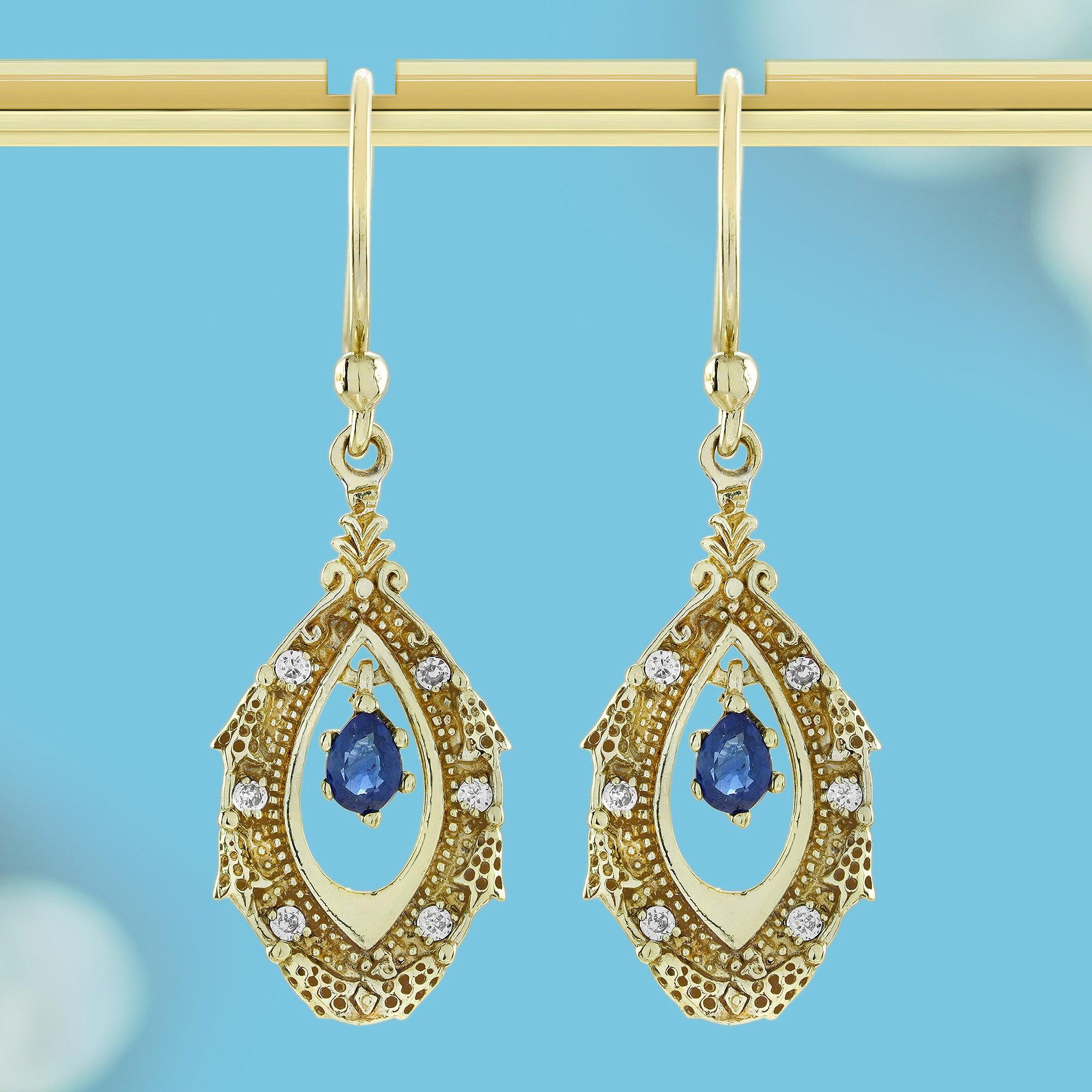 Ein atemberaubender birnenförmiger, natürlicher blauer Saphir in der Mitte, wunderschön umrahmt von funkelnden Diamanten. Das satte Blau des Saphirs kontrastiert perfekt mit den Brillanten und schafft ein raffiniertes und zeitloses Design, das jedem