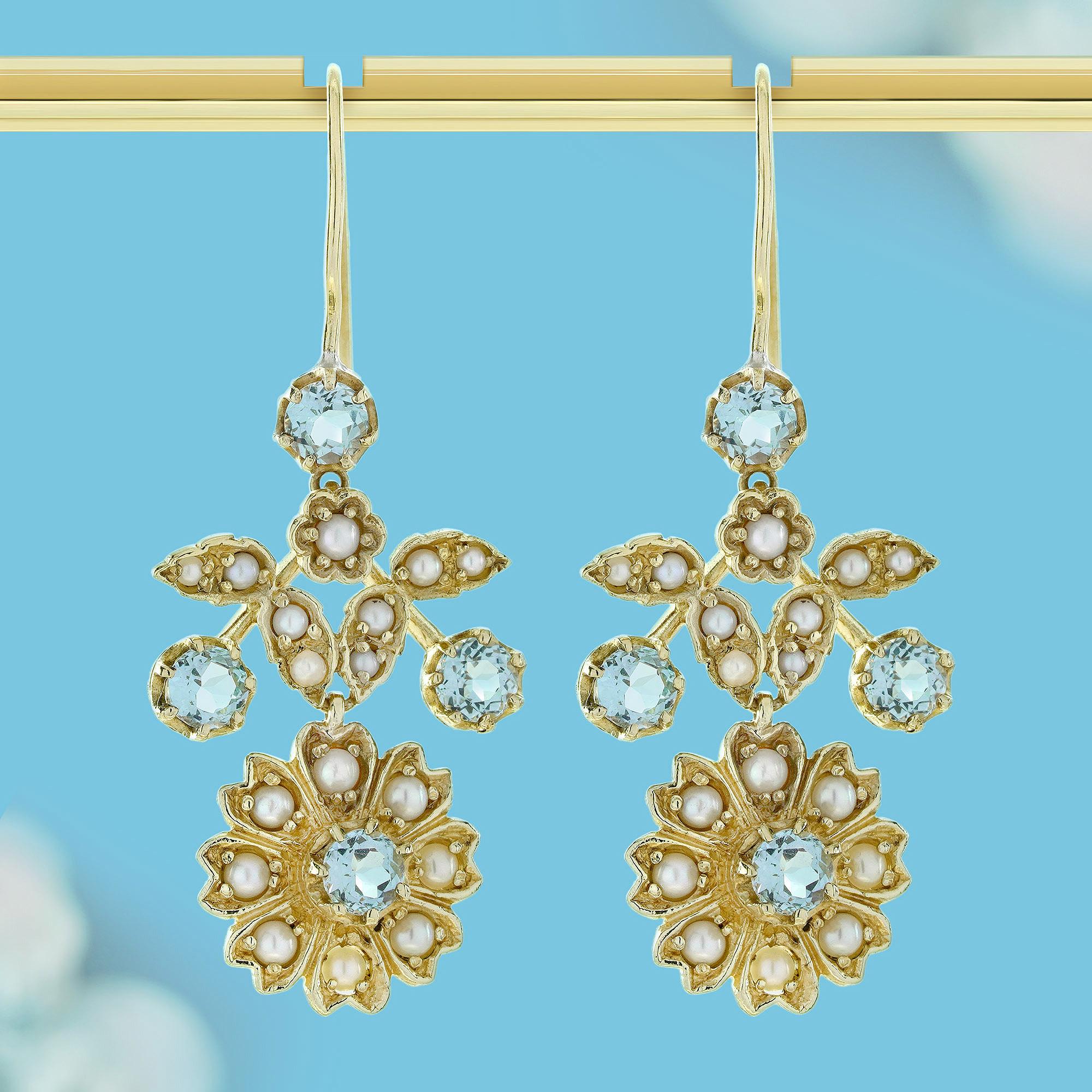 Diese floralen Ohrringe aus natürlichem Blautopas und Perlen im Vintage-Stil fangen die Essenz eines blühenden Gartens wunderbar ein. Das Herzstück jedes Anhängers ist ein strahlend blauer Topas, der den Stempel darstellt und von zarten, mit