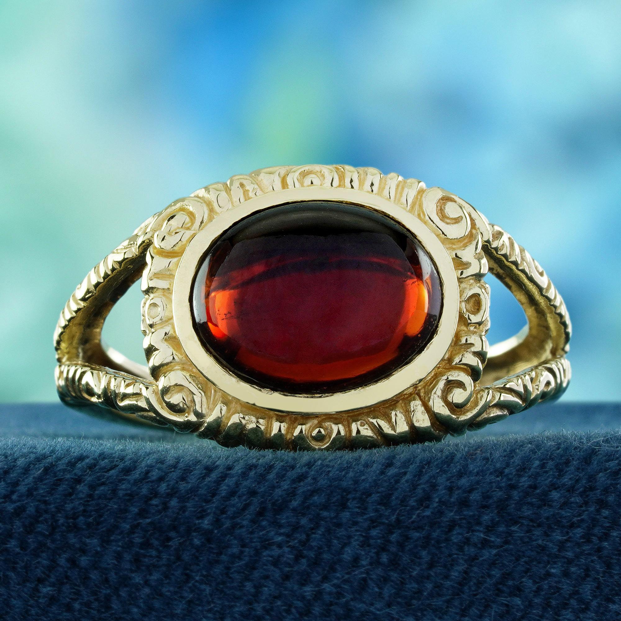 Dieser Ring mit geteiltem Schaft und natürlichem Cabochon-Granat im Vintage-Stil versprüht klassischen Charme. Der glatte, polierte Granat-Cabochon leuchtet in einem satten, tiefen Rot und strahlt Wärme und Eleganz aus. Der Ring im Vintage-Design