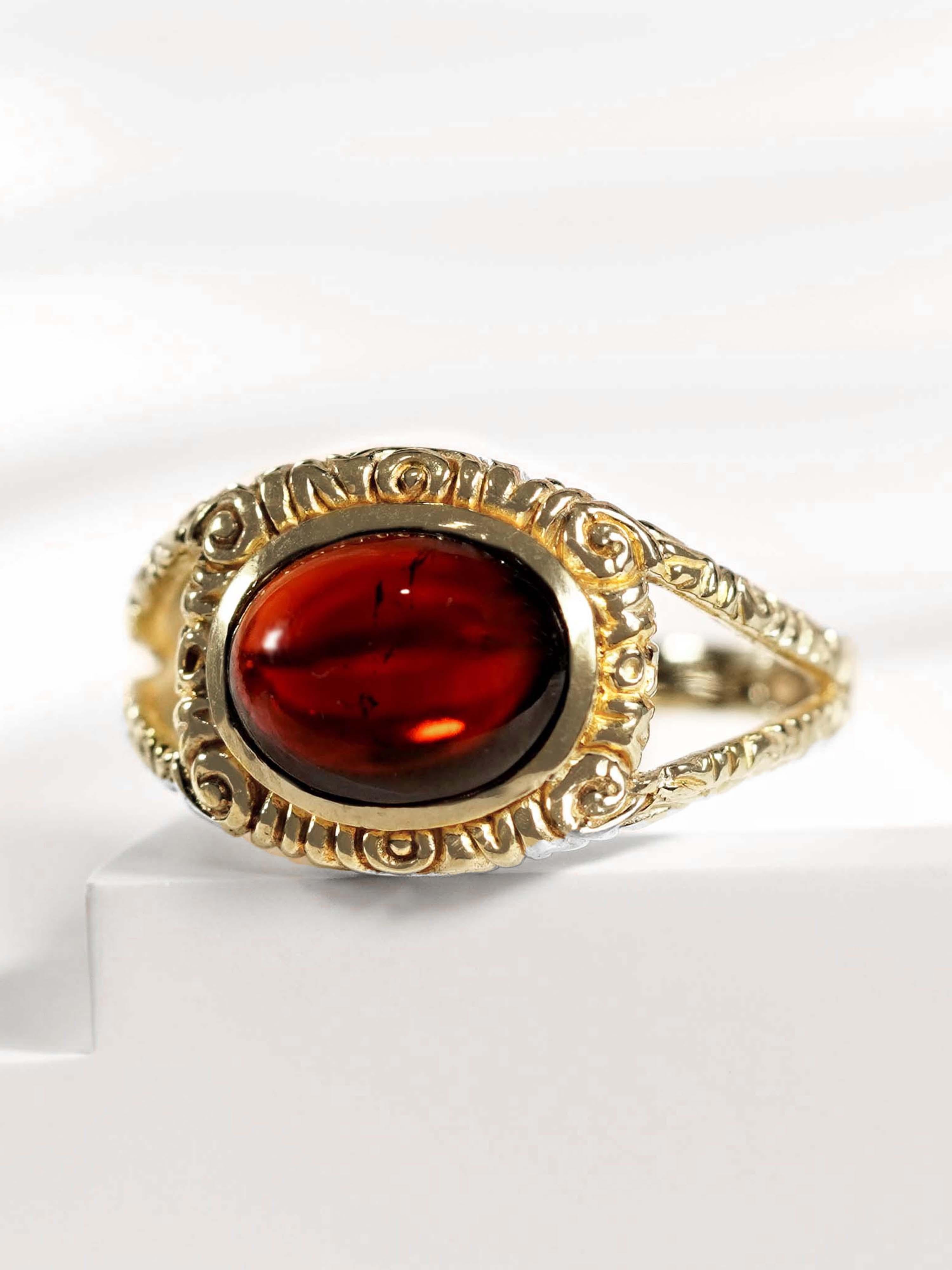 9K Gold Natürlicher Cabochon Granat Vintage Style Split Shank Ring im Angebot 1