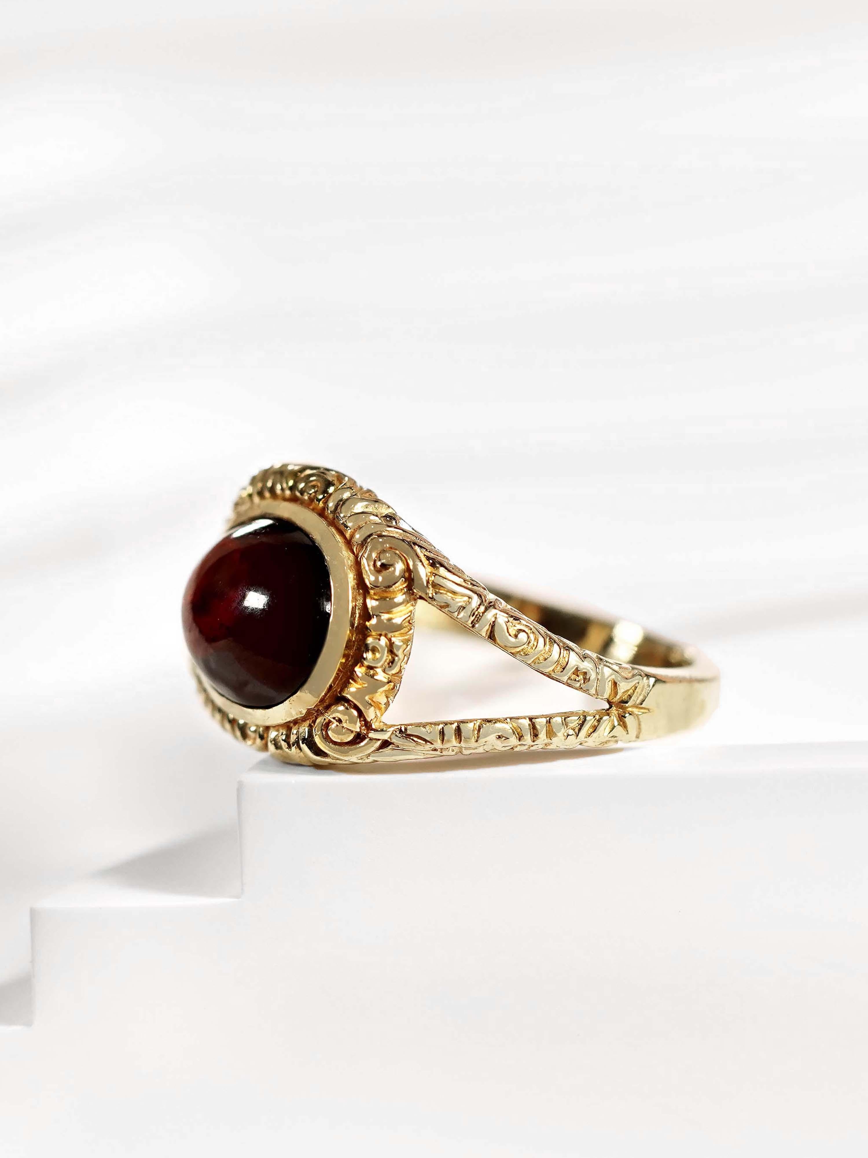 9K Gold Natürlicher Cabochon Granat Vintage Style Split Shank Ring im Angebot 2