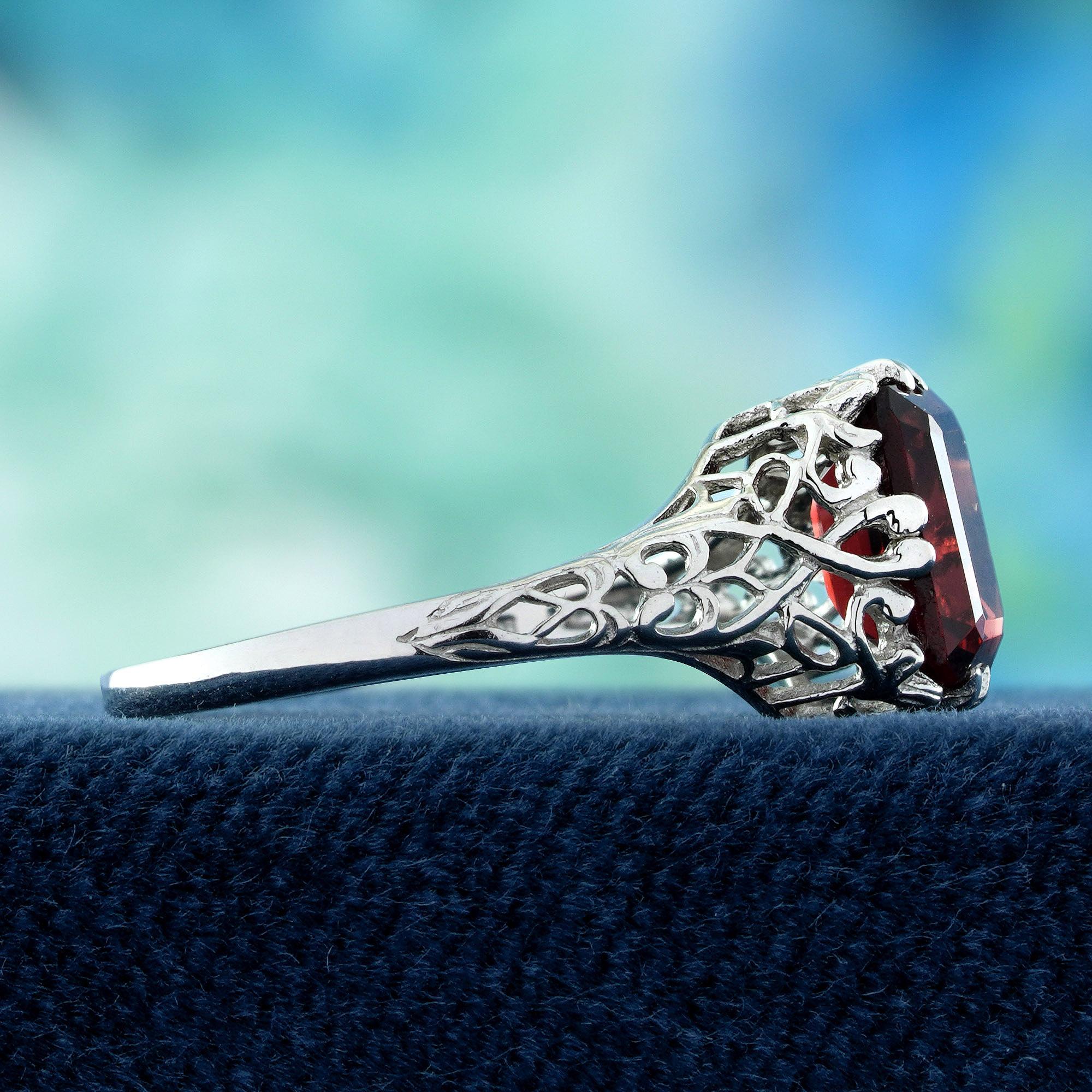 Taille émeraude Bague filigrane en or 9K à grenat naturel de style vintage en vente