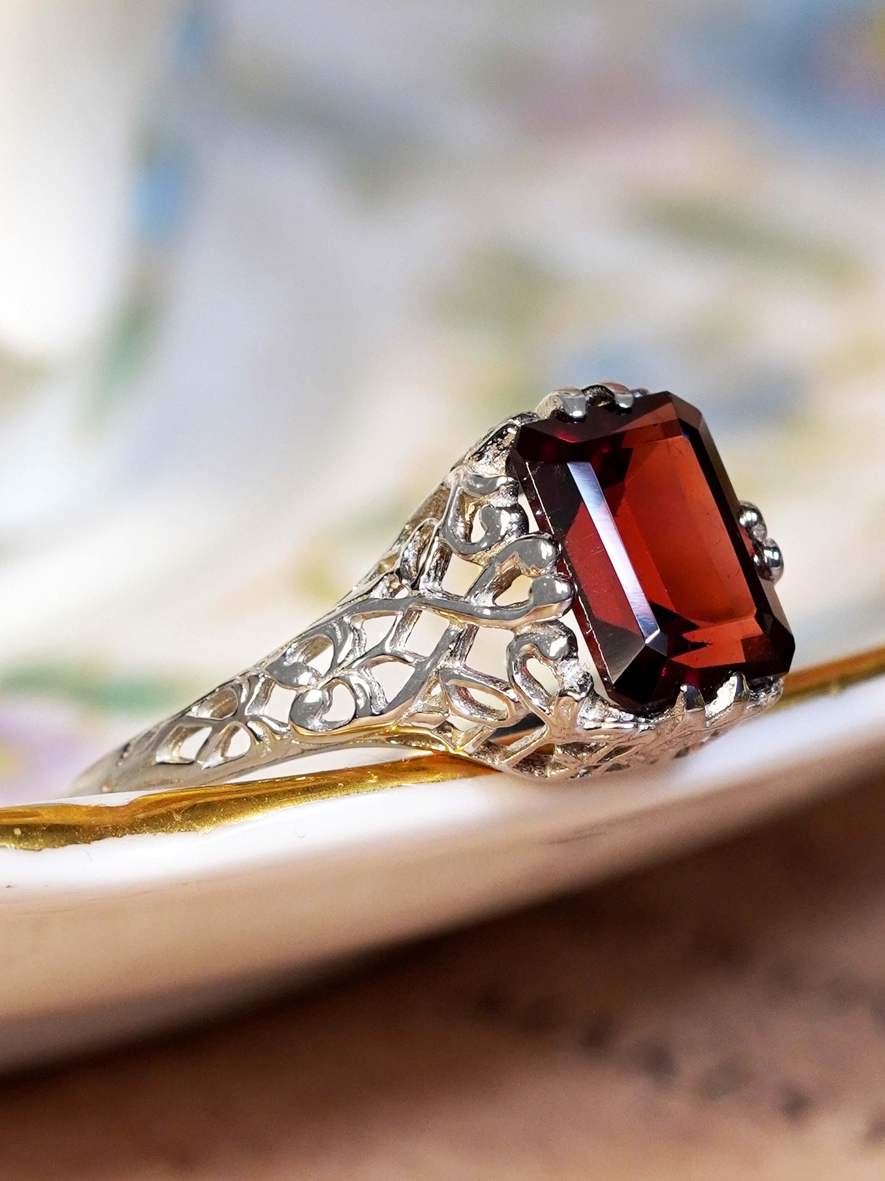 Bague filigrane en or 9K à grenat naturel de style vintage Pour femmes en vente