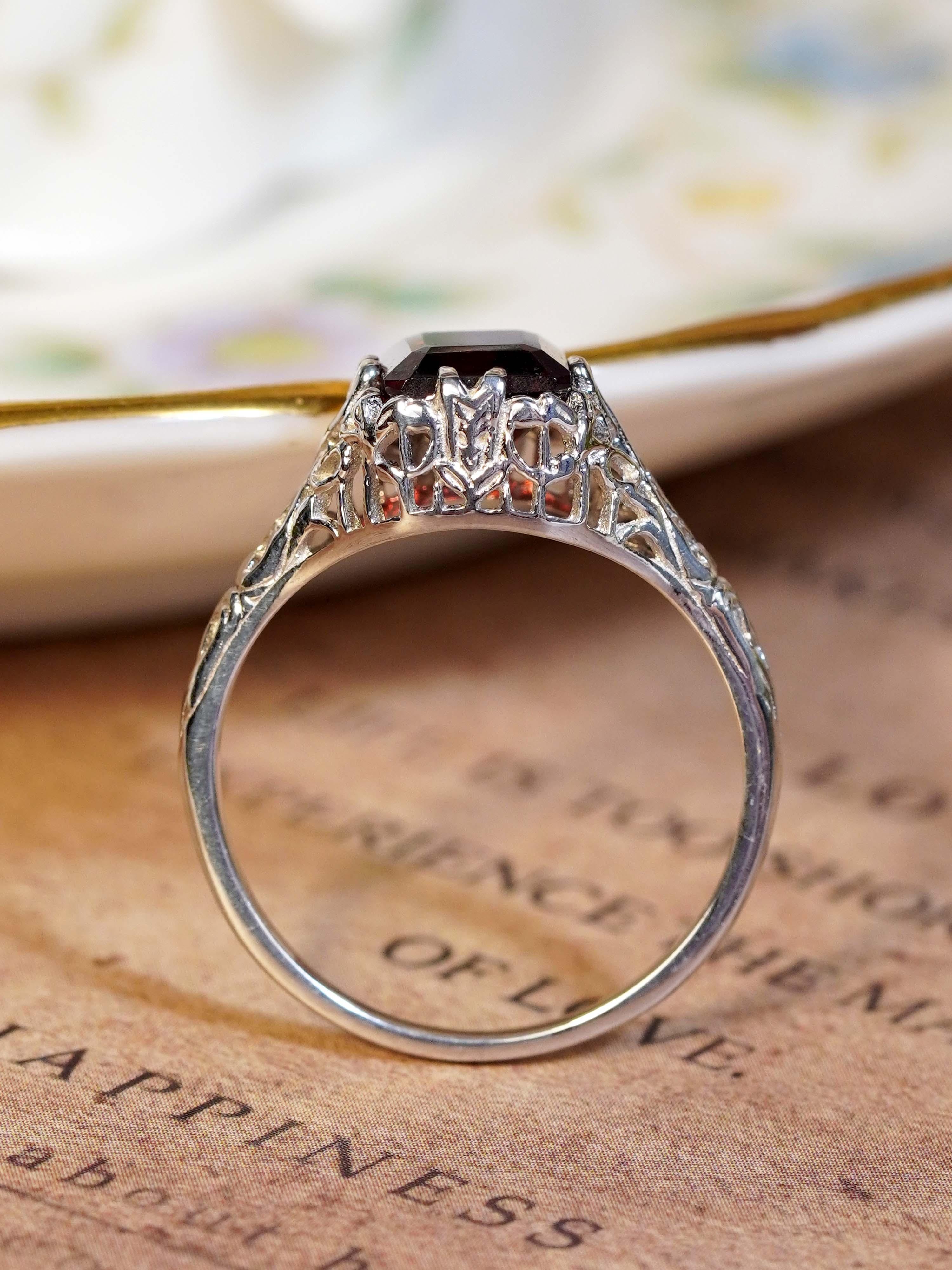 Bague filigrane en or 9K à grenat naturel de style vintage en vente 1