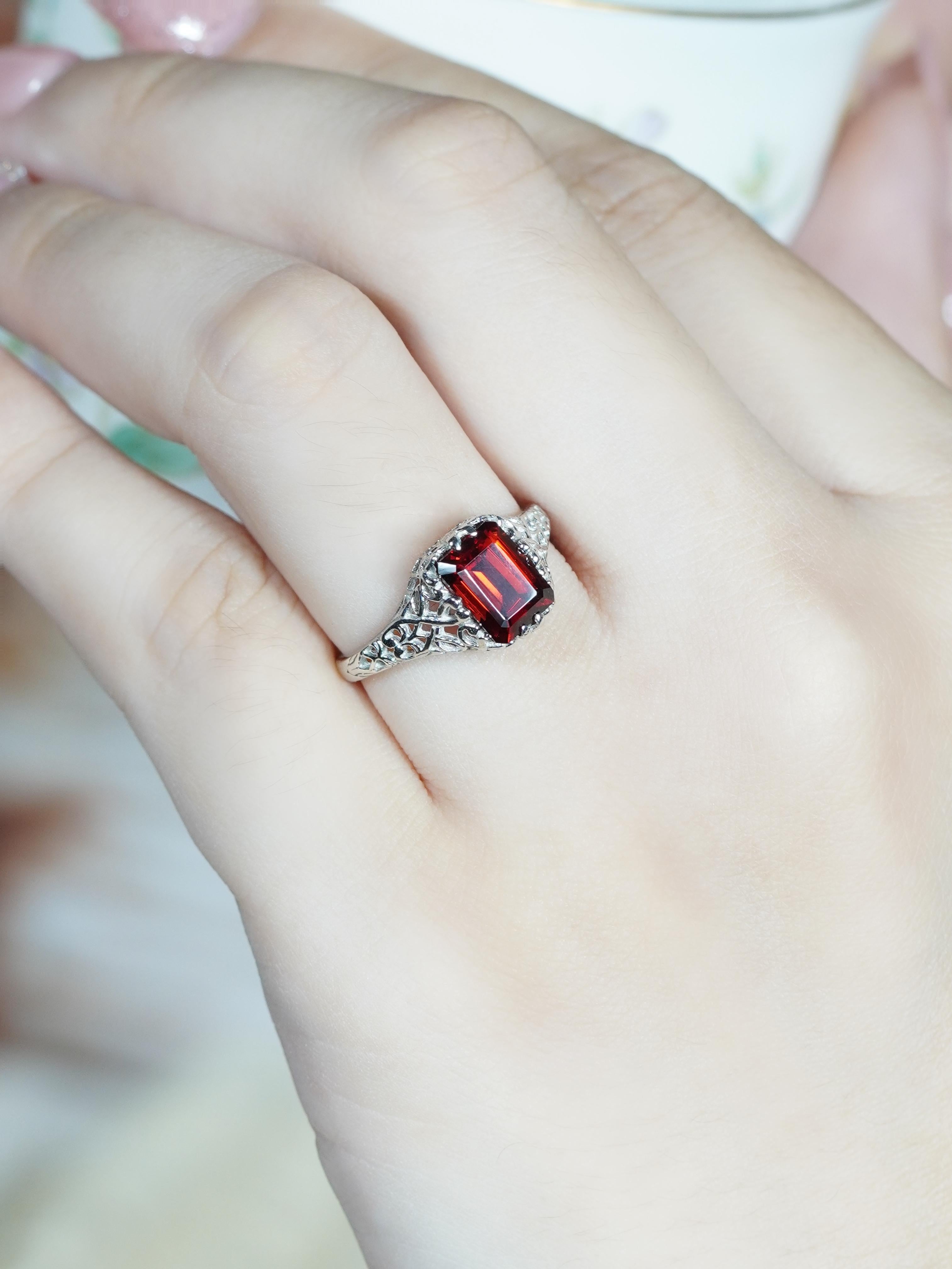 Bague filigrane en or 9K à grenat naturel de style vintage en vente 2