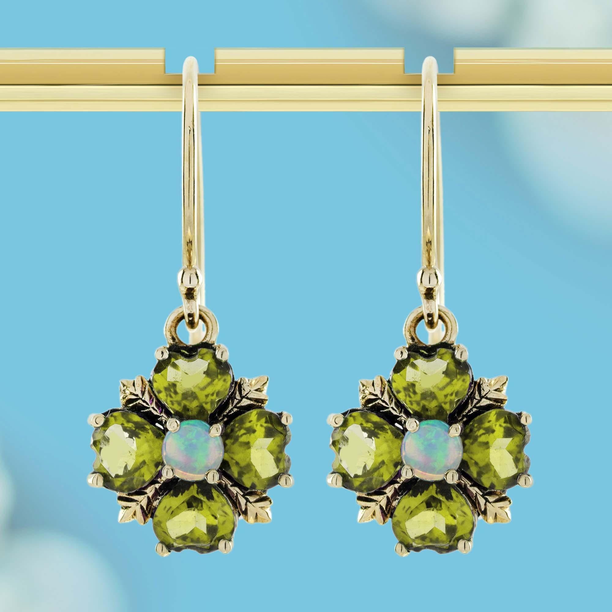 Bringen Sie einen Hauch von von der Natur inspirierter Eleganz in Ihren Look mit diesen Tropfenohrringen mit natürlichem Opal und Peridot im Vintage-Stil. 
In der Mitte sitzt ein leuchtender Opal als Stempel, umgeben von zarten Peridots in Form von