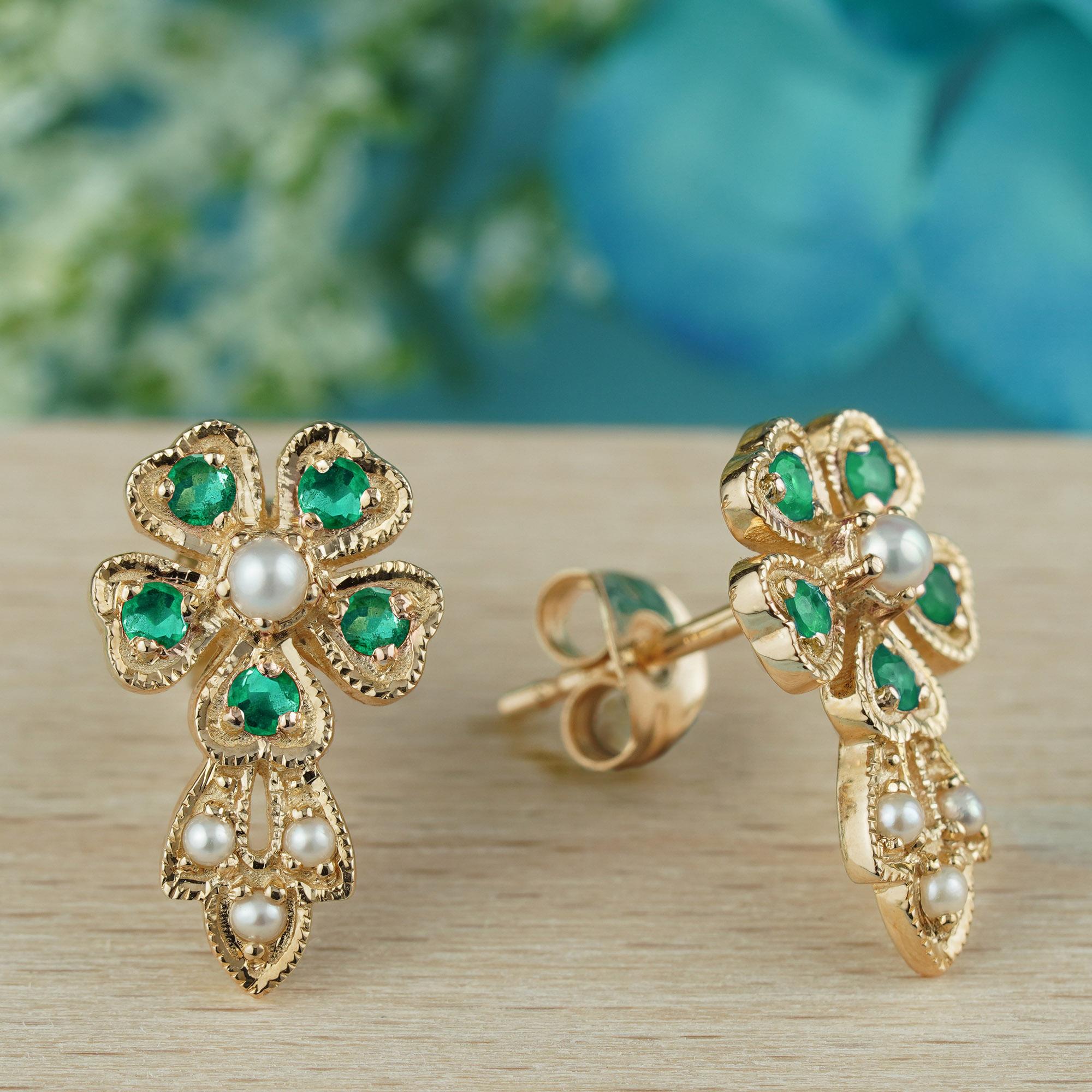 Diese floralen Ohrstecker mit Naturperlen und Smaragden im Vintage-Stil sind von zeitloser Schönheit. In der Mitte sitzt eine schimmernde Perle, die von leuchtenden Smaragden in Form von zarten Blütenblättern umgeben ist, die ein elegantes