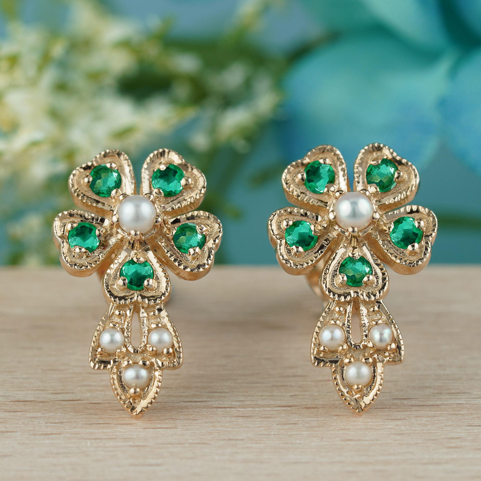 9K Gold Natürliche Perle und Smaragd Vintage Style Blumen Ohrstecker (Edwardian) im Angebot