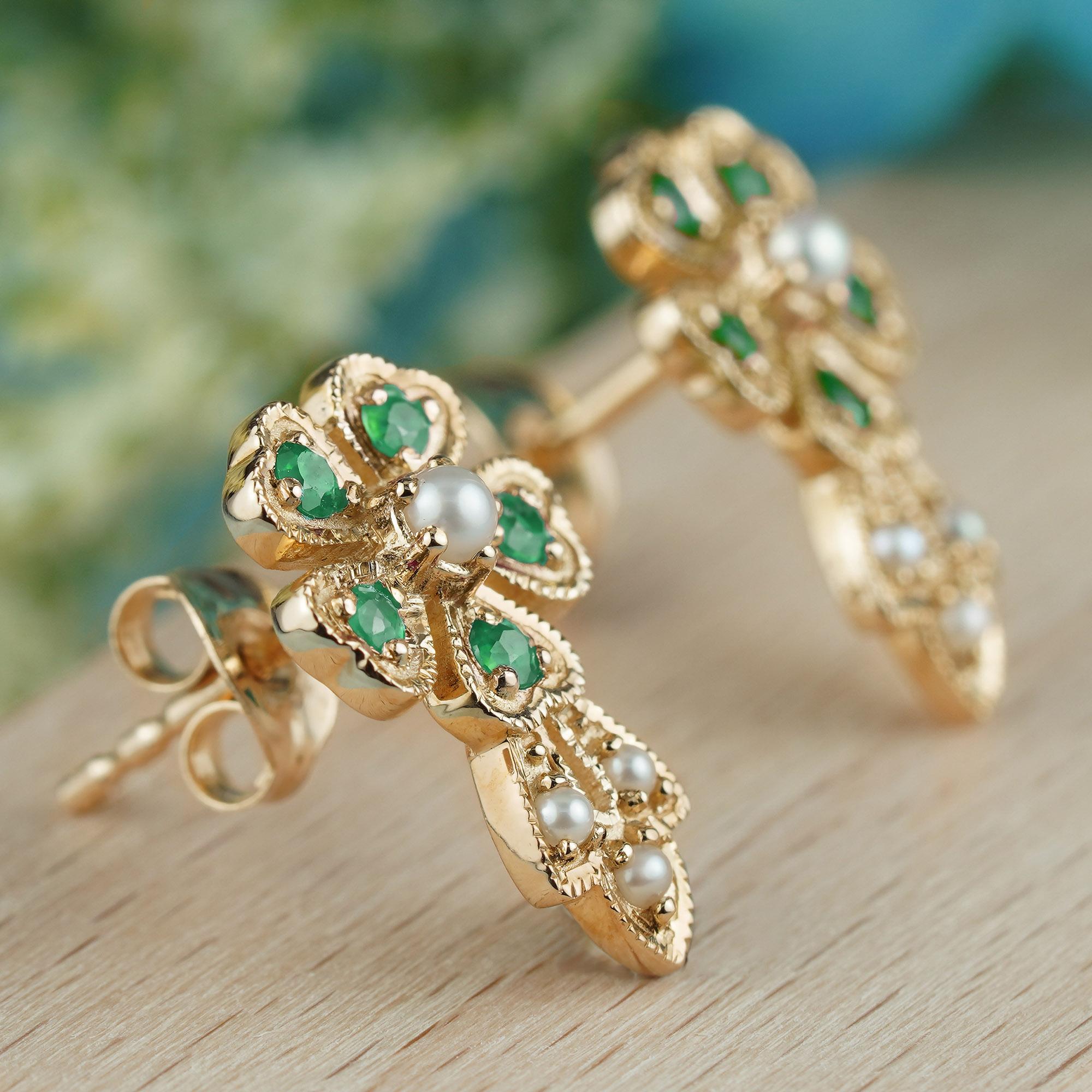9K Gold Natürliche Perle und Smaragd Vintage Style Blumen Ohrstecker (Rundschliff) im Angebot