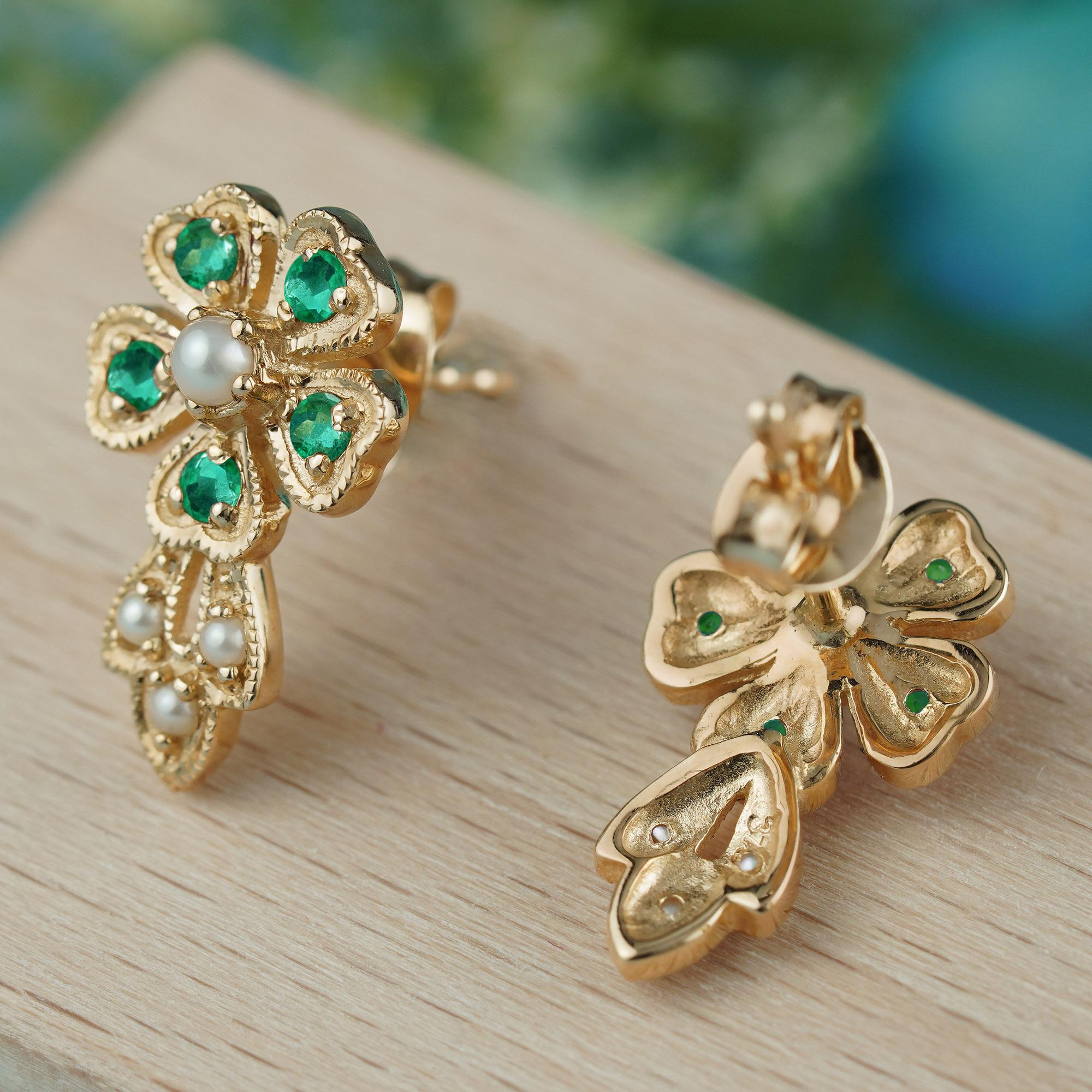 9K Gold Natürliche Perle und Smaragd Vintage Style Blumen Ohrstecker im Zustand „Neu“ im Angebot in Bangkok, TH