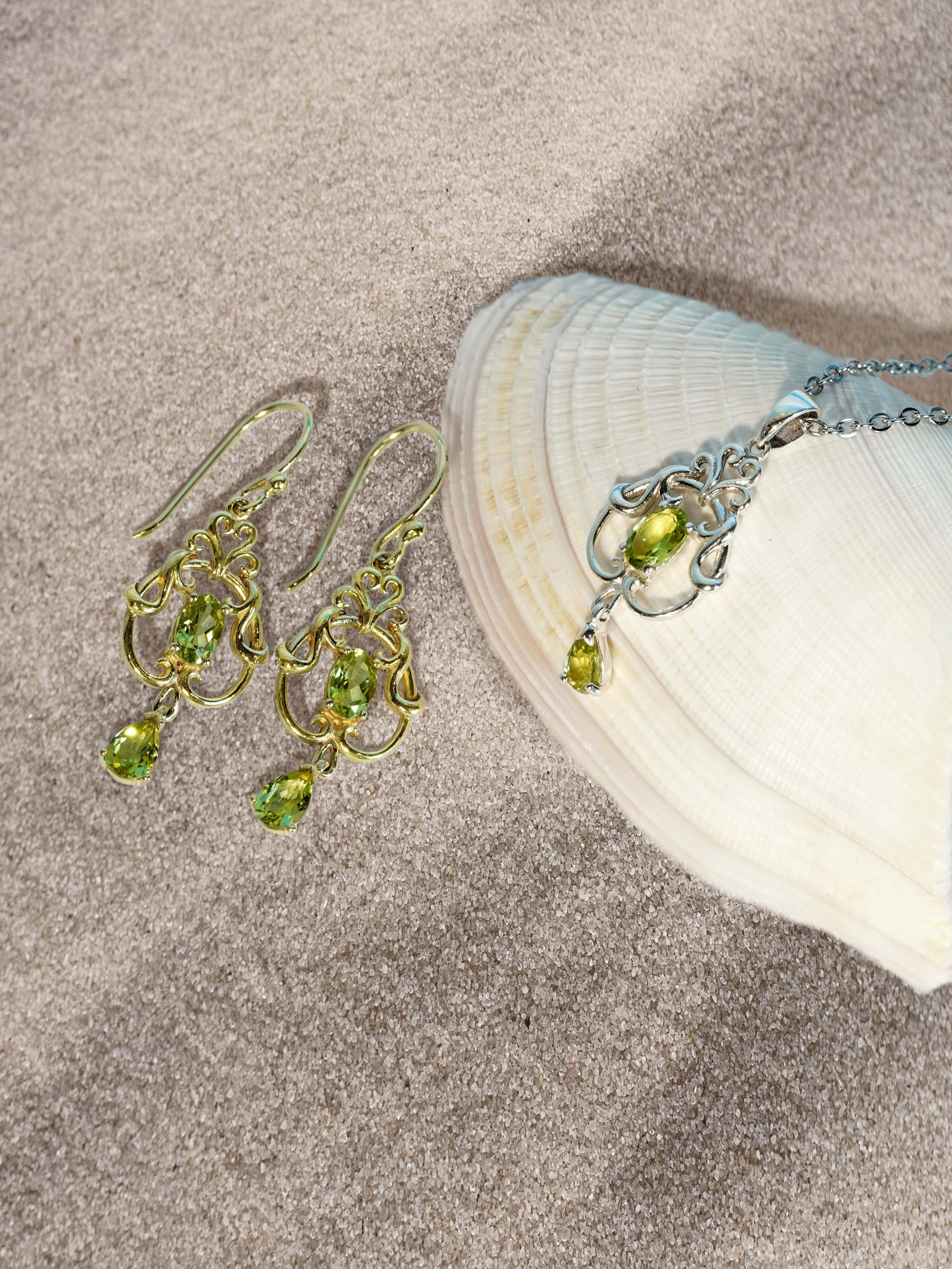 Taille ovale Pendentif et boucles d'oreilles en or 9K avec péridot naturel de style victorien en vente