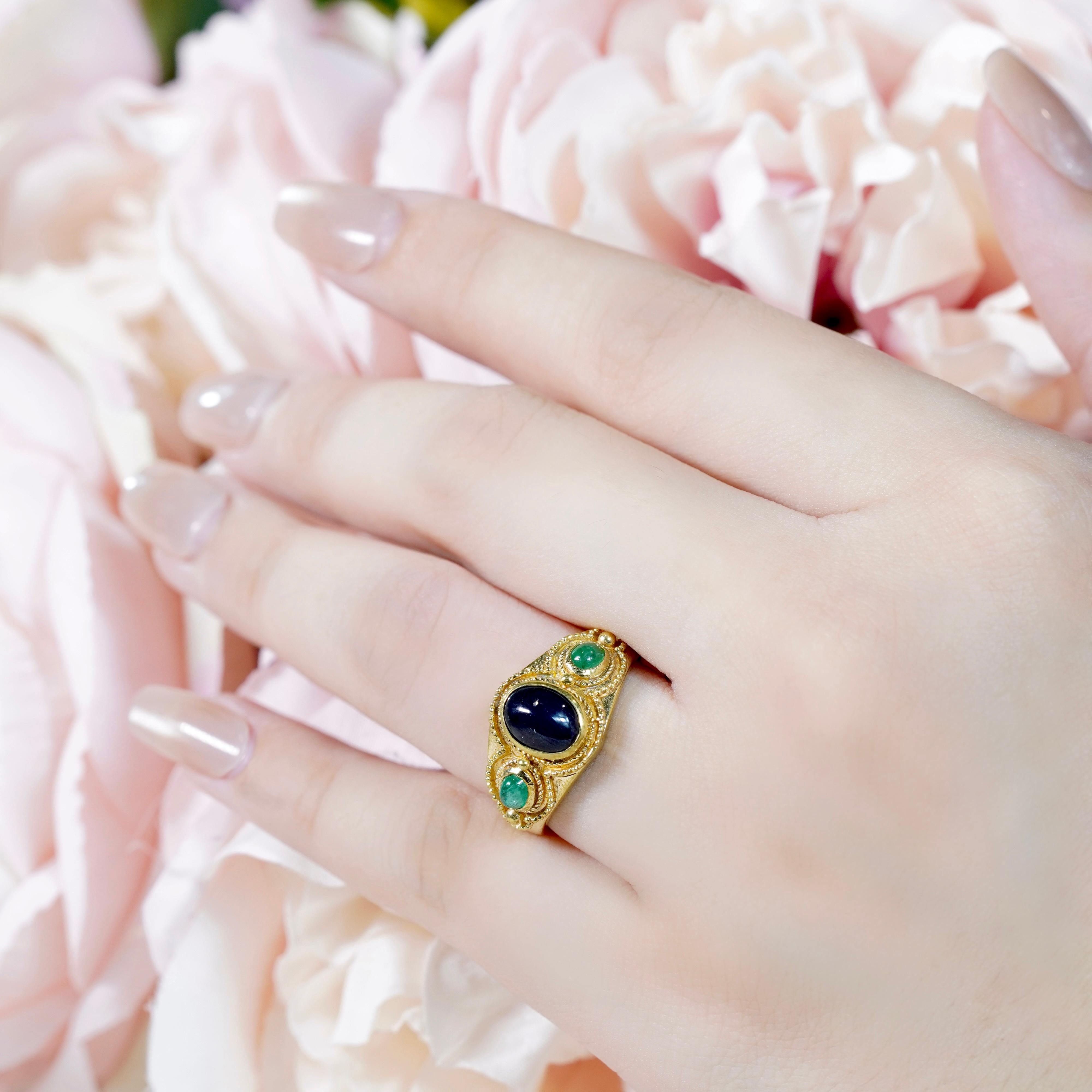Anello in oro 9K con zaffiro naturale cabochon e smeraldo cabochon in stile vintage in vendita 4