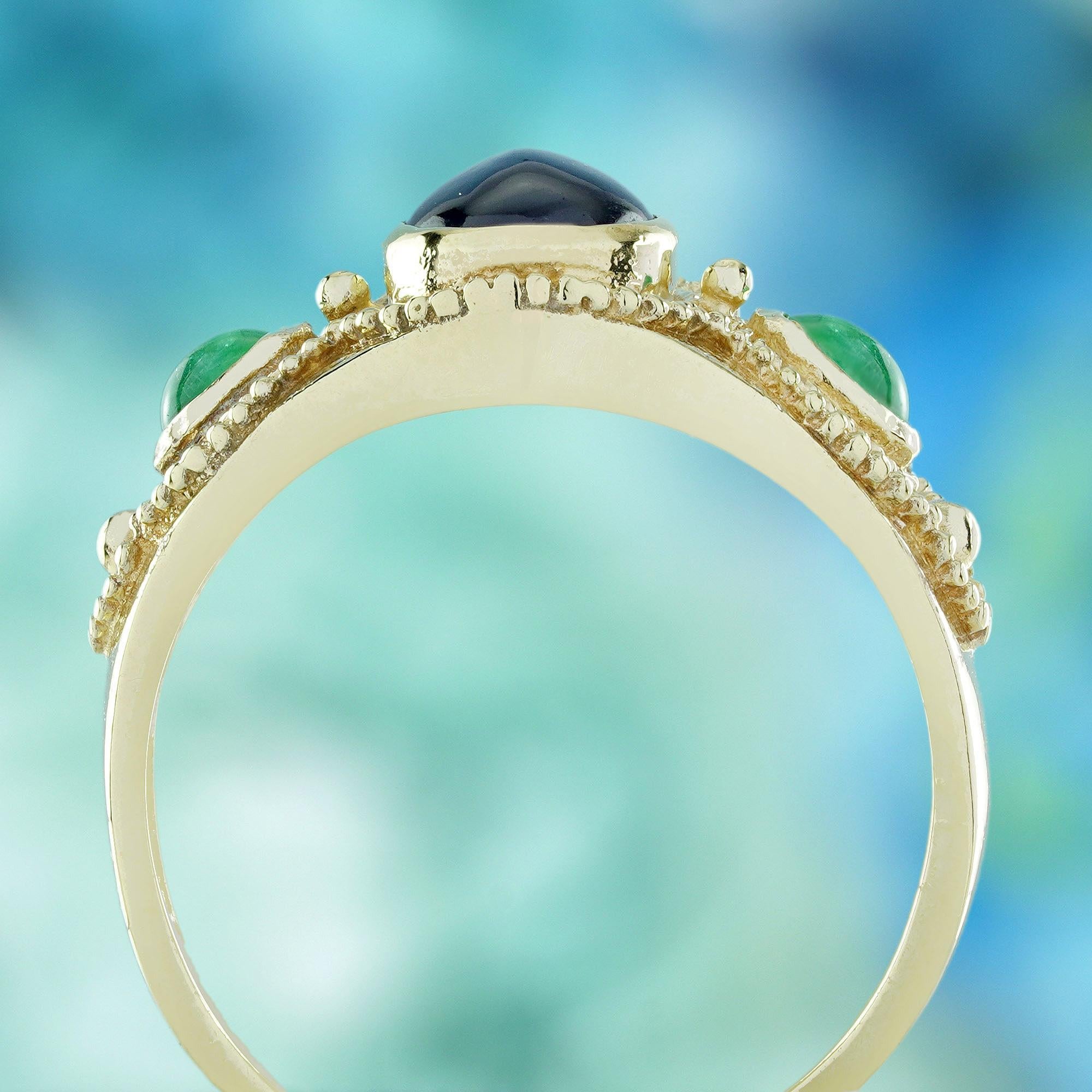 Anello in oro 9K con zaffiro naturale cabochon e smeraldo cabochon in stile vintage In condizioni Nuovo in vendita a Bangkok, TH