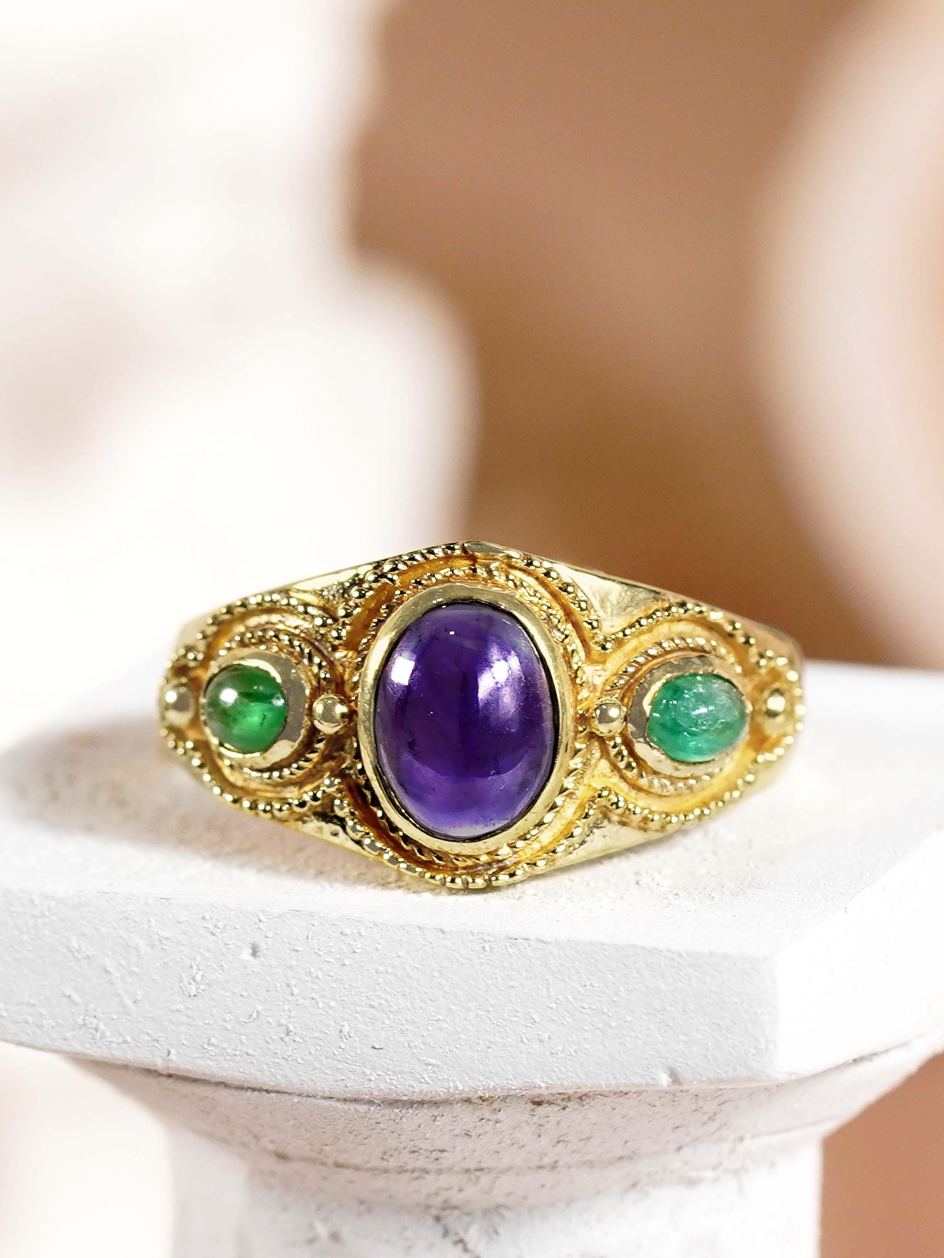 9K Gold natürlichen Saphir Cabochon und Smaragd Cabochon Vintage Style Ring im Angebot 1