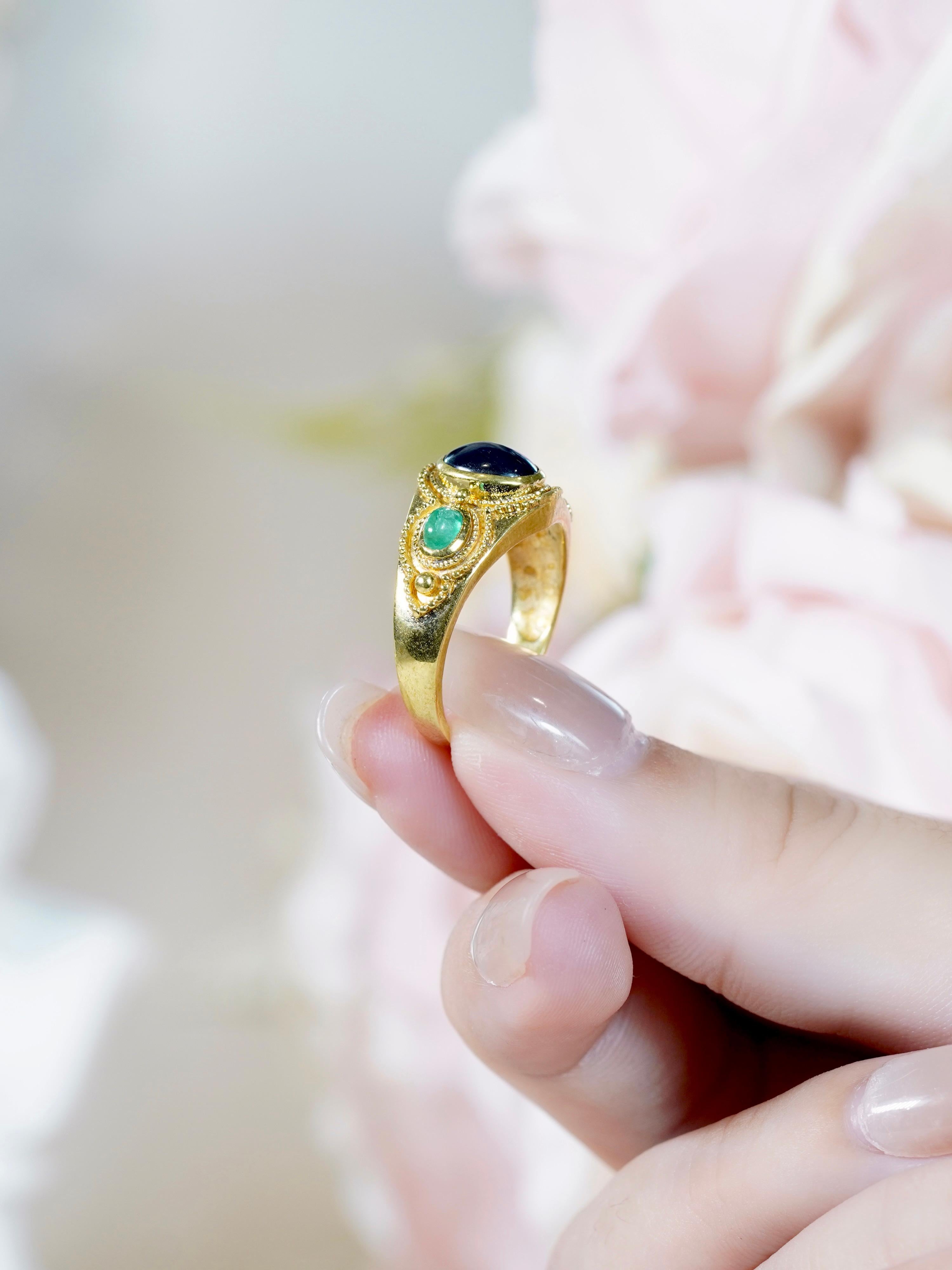 Anello in oro 9K con zaffiro naturale cabochon e smeraldo cabochon in stile vintage in vendita 3