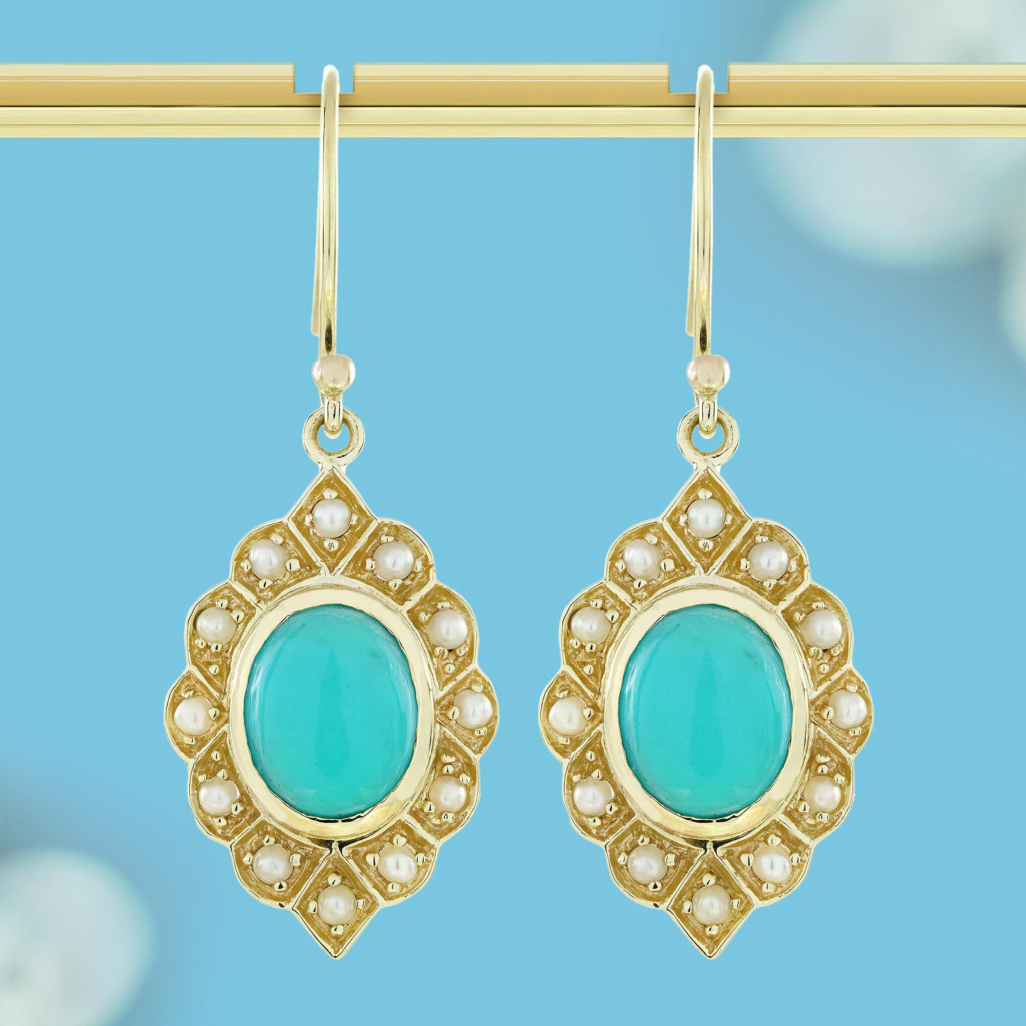 Une turquoise ovale et lisse trône fièrement au centre, dégageant des tons bleus apaisants qui évoquent la beauté naturelle. Autour de lui, un délicat cadre de perles lumineuses ajoute un contraste doux et gracieux à l'allure intemporelle. Le design