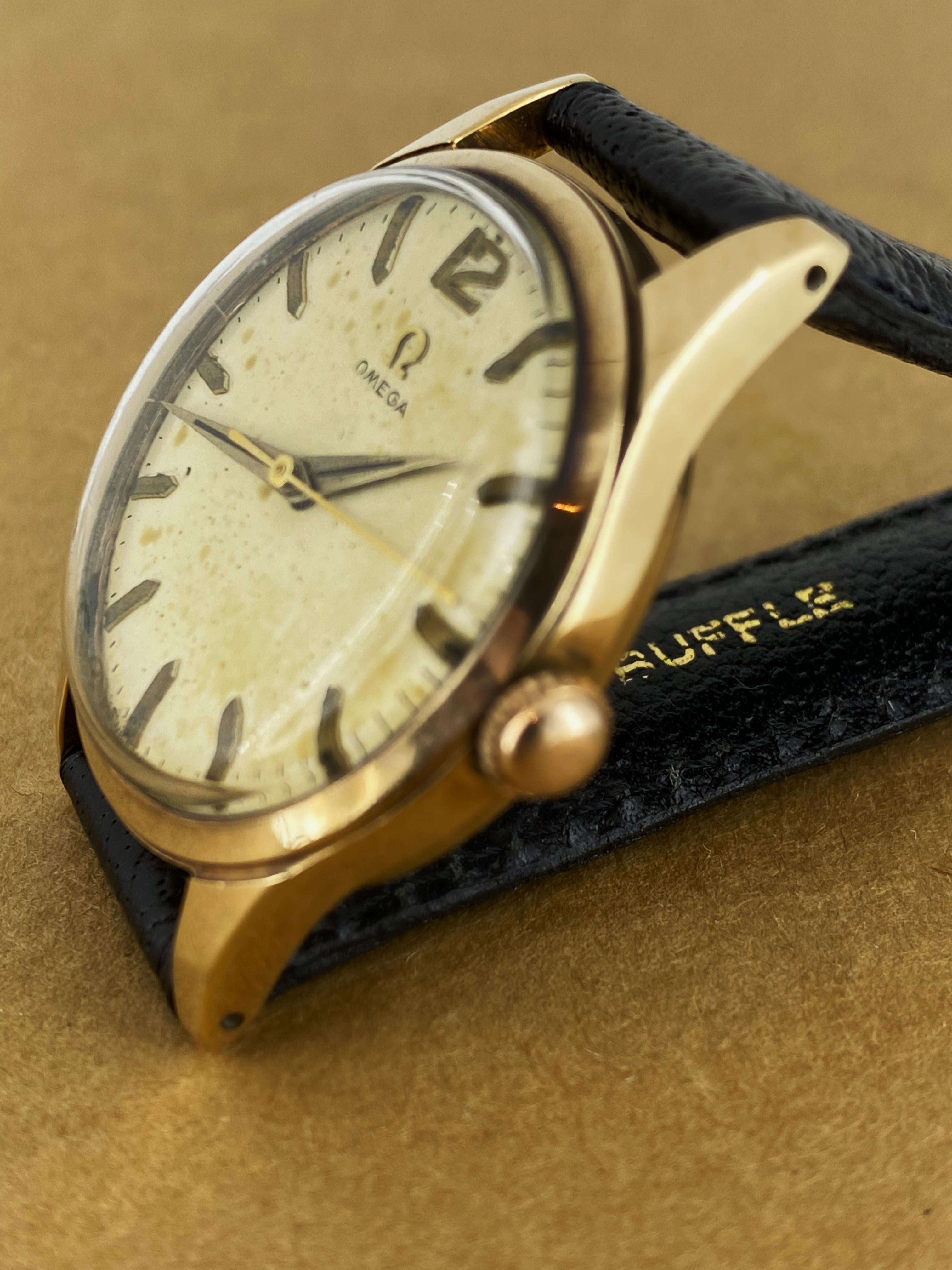 Uhren von Omega werden seit langem für ihre Funktionalität, Attraktivität und Stärke bewundert. 

Bei diesem Exemplar handelt es sich um eine klassische Herrenuhr aus den 1950er Jahren, 
ausgeführt in massivem 9K Gelbgold 
ref. 96562 

Er befindet