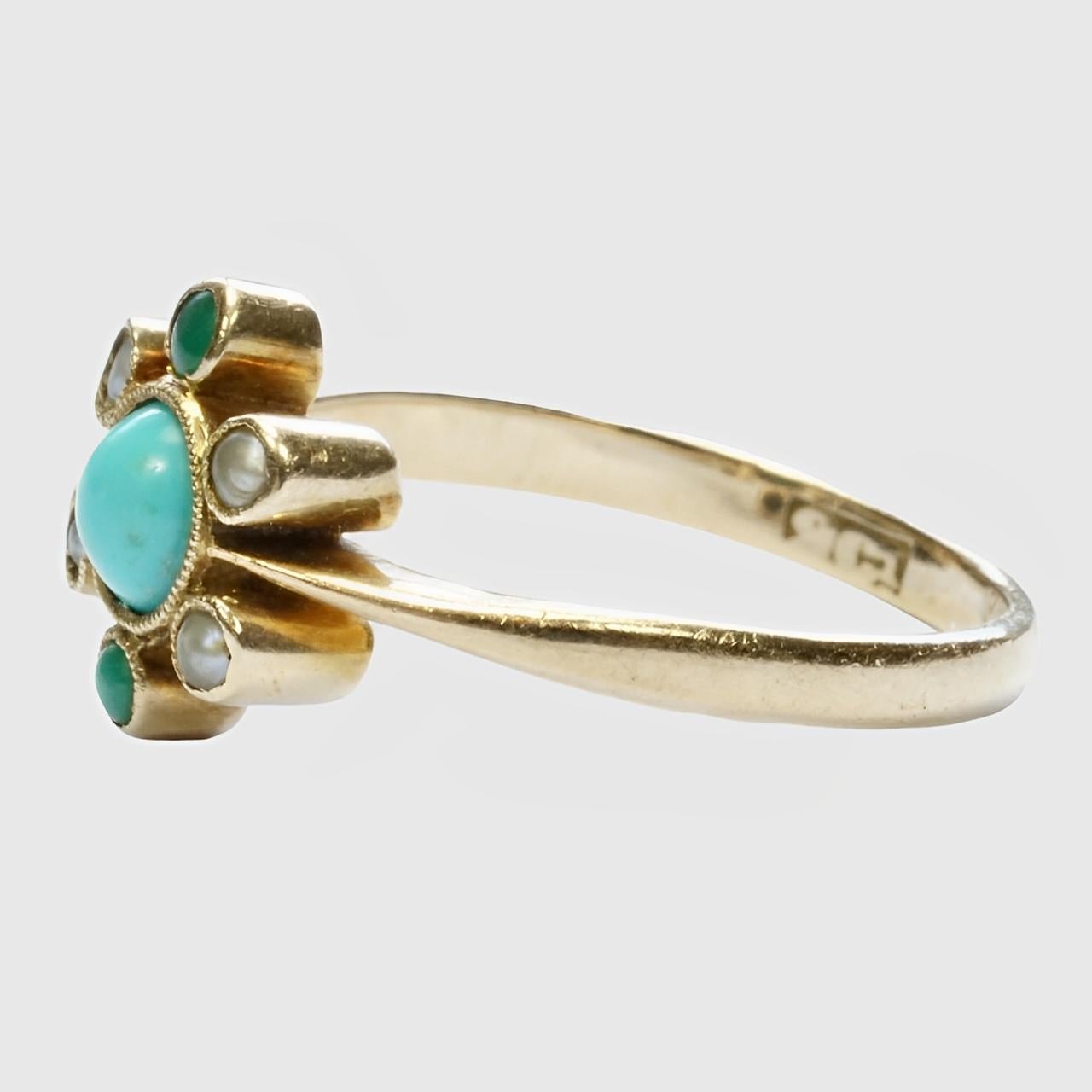 Bellissimo anello in oro 9K con perle naturali, turchesi e pietre verdi. Le pietre sono incastonate a castone con una decorazione a grana fine. 

Diametro di misura 9 mm / .35 pollici. Misura dell'anello UK I 1/2, US 4 1/2 e diametro interno della