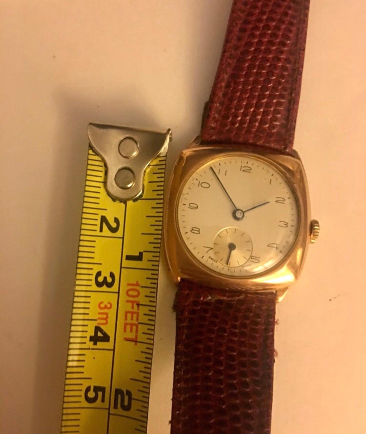Mechanische Uhr aus 9 Karat Gold in Kissenform aus den 1950er Jahren im Angebot 6