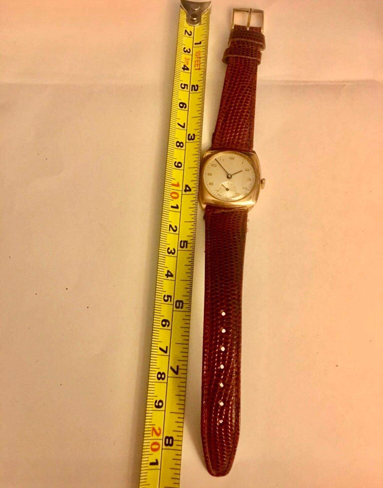 Mechanische Uhr aus 9 Karat Gold in Kissenform aus den 1950er Jahren im Angebot 8