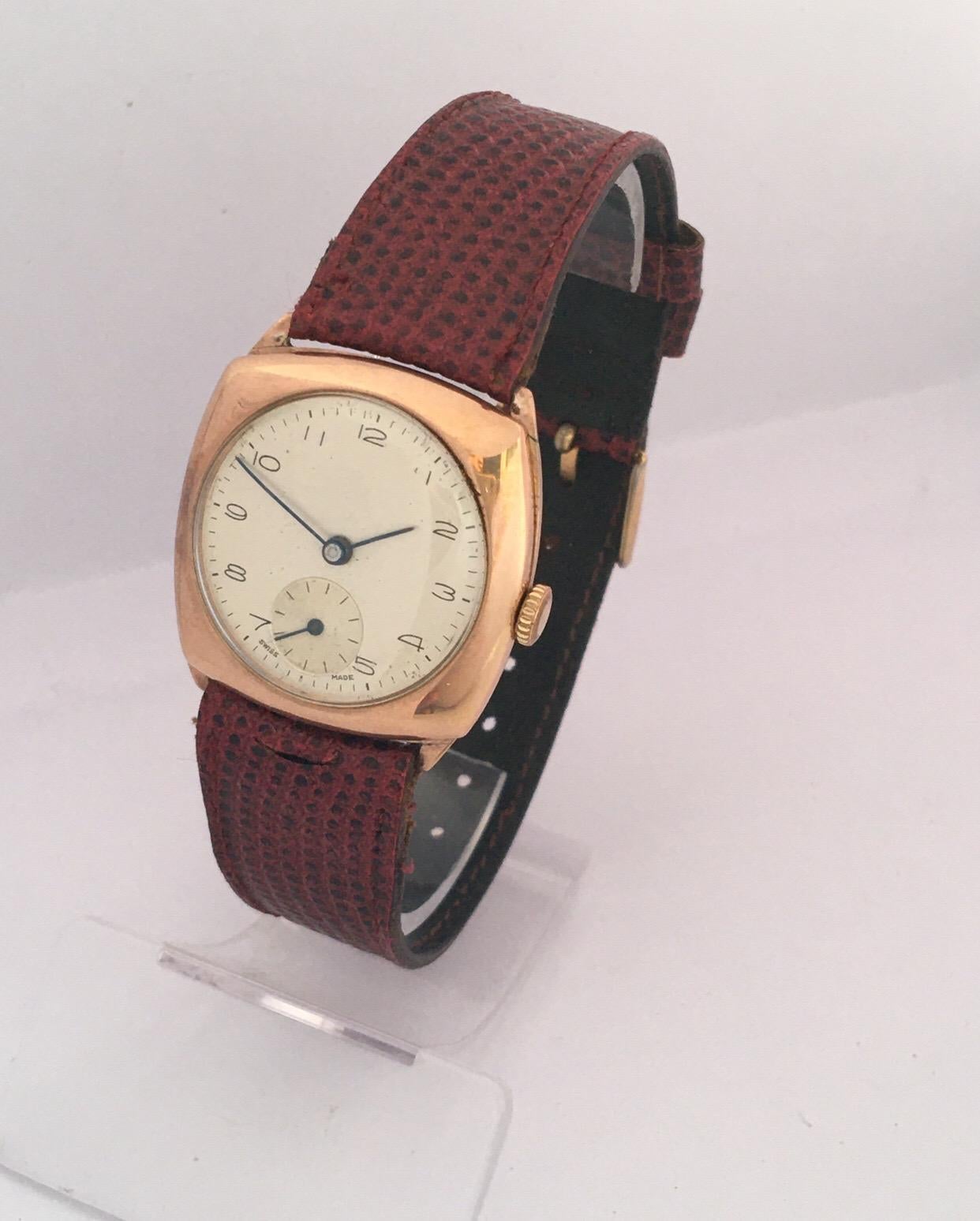 Diese schöne Vintage Handaufzug Gold Uhr ist in gutem Zustand und es ist gut läuft. Sichtbare Anzeichen von Alterung und Verschleiß mit kleinen leichten Flecken auf dem Uhrengehäuse wie gezeigt. Der rote Lederriemen ist ein wenig abgenutzt, wie