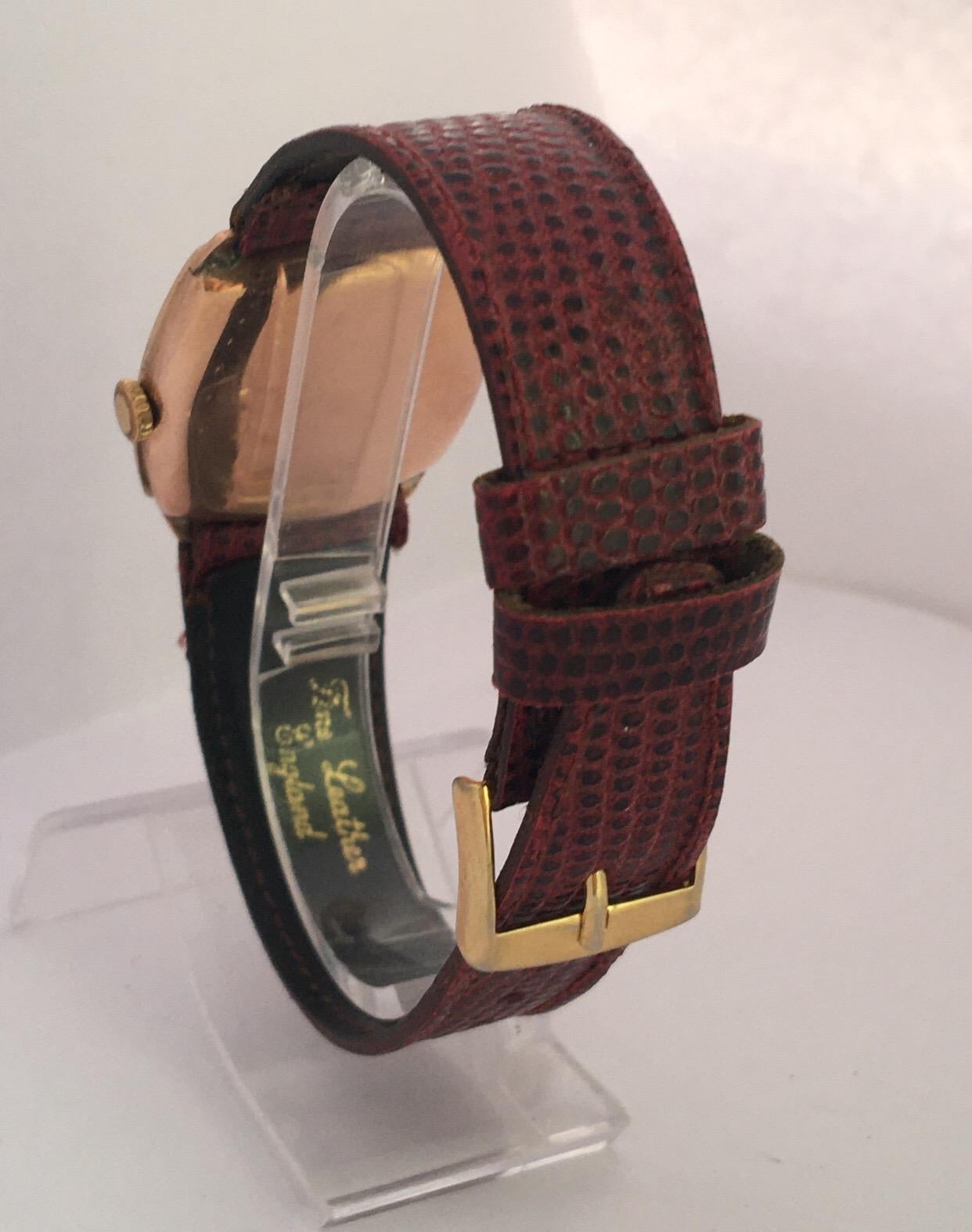 Mechanische Uhr aus 9 Karat Gold in Kissenform aus den 1950er Jahren für Damen oder Herren im Angebot