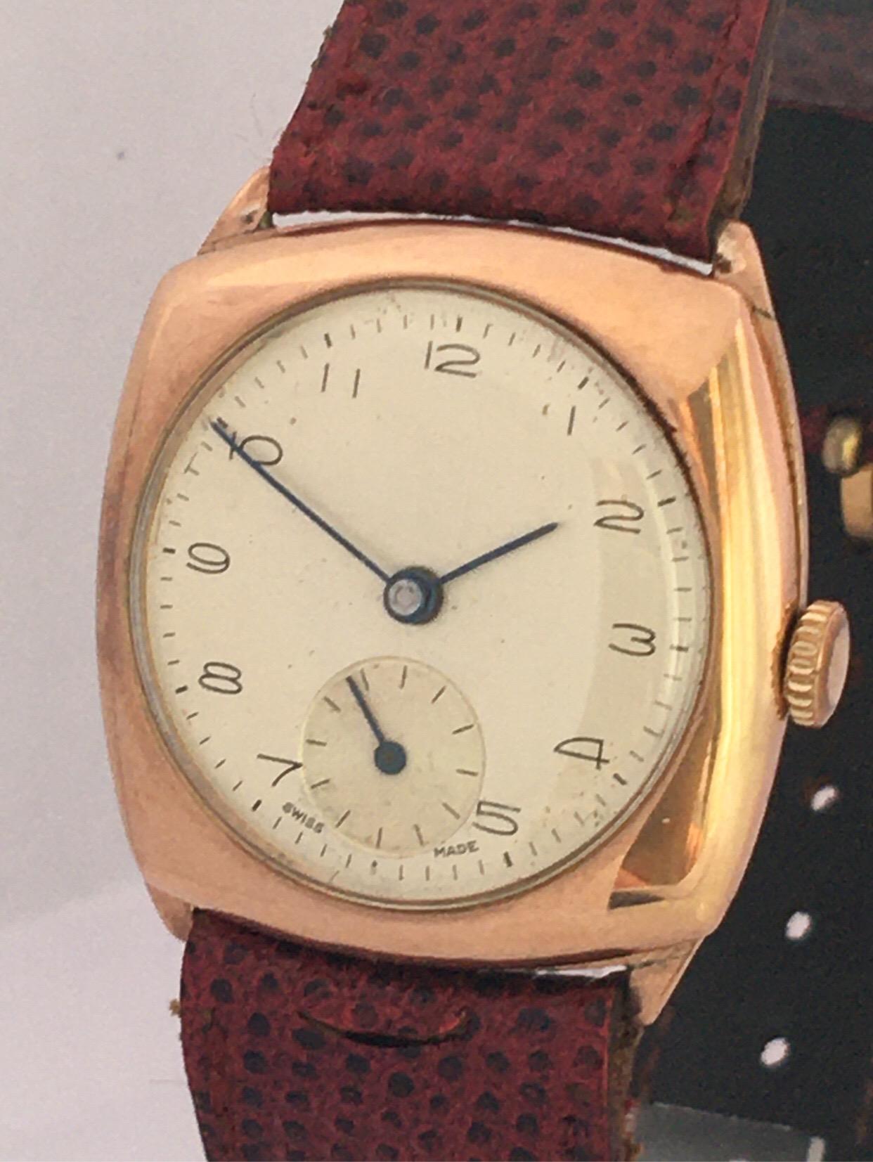 Mechanische Uhr aus 9 Karat Gold in Kissenform aus den 1950er Jahren im Angebot 1