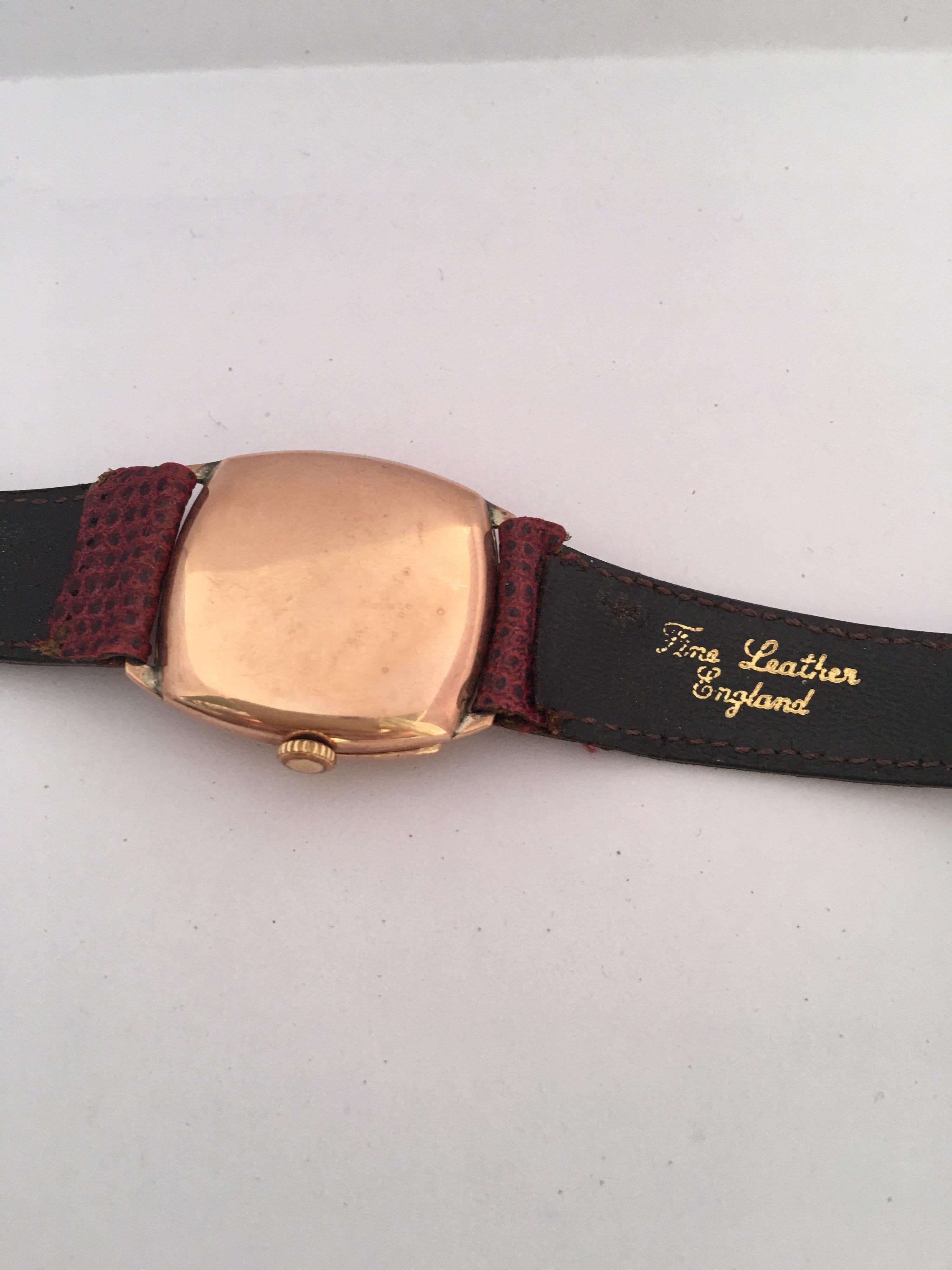 Mechanische Uhr aus 9 Karat Gold in Kissenform aus den 1950er Jahren im Angebot 2