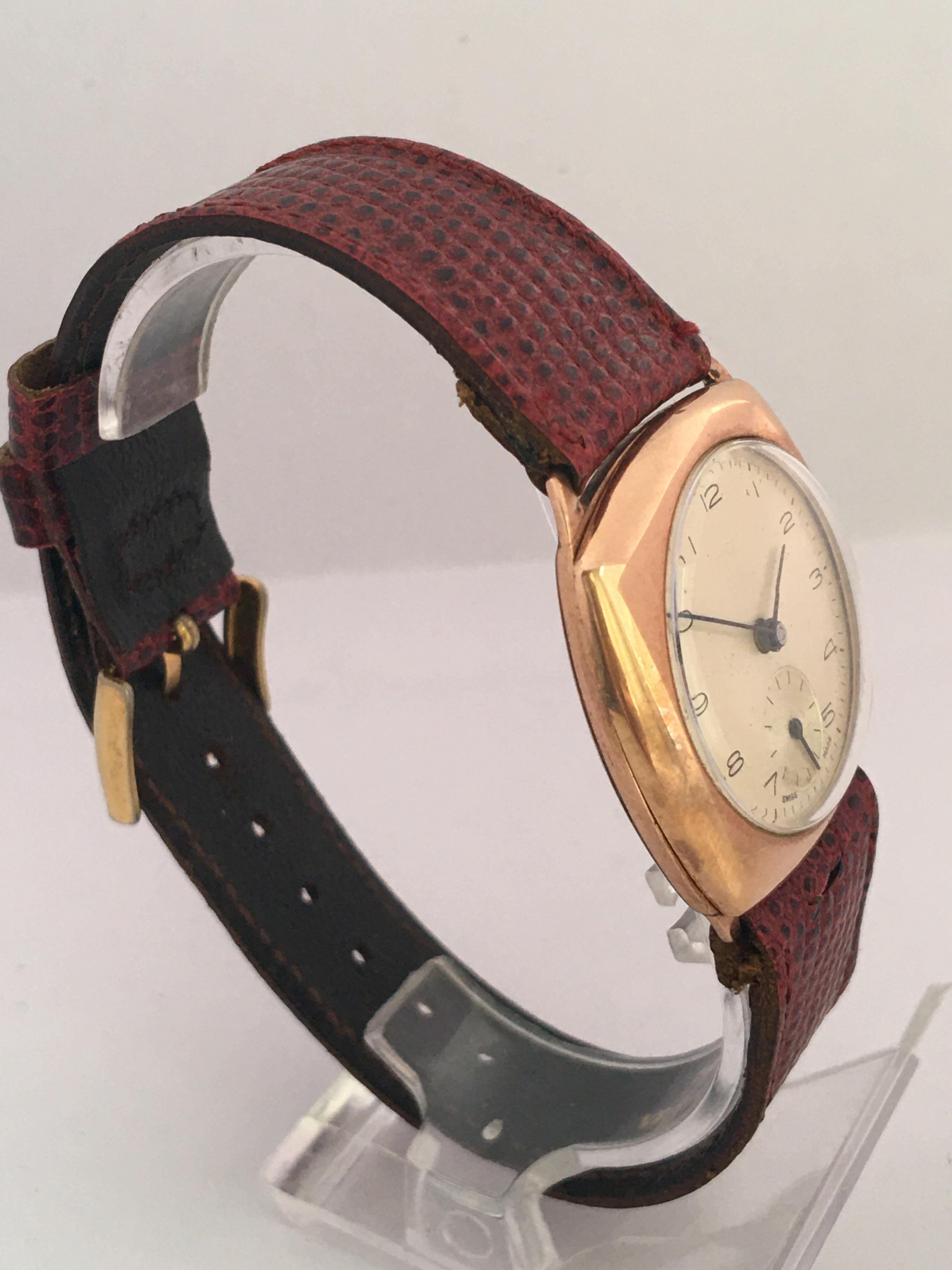 Mechanische Uhr aus 9 Karat Gold in Kissenform aus den 1950er Jahren im Angebot 3