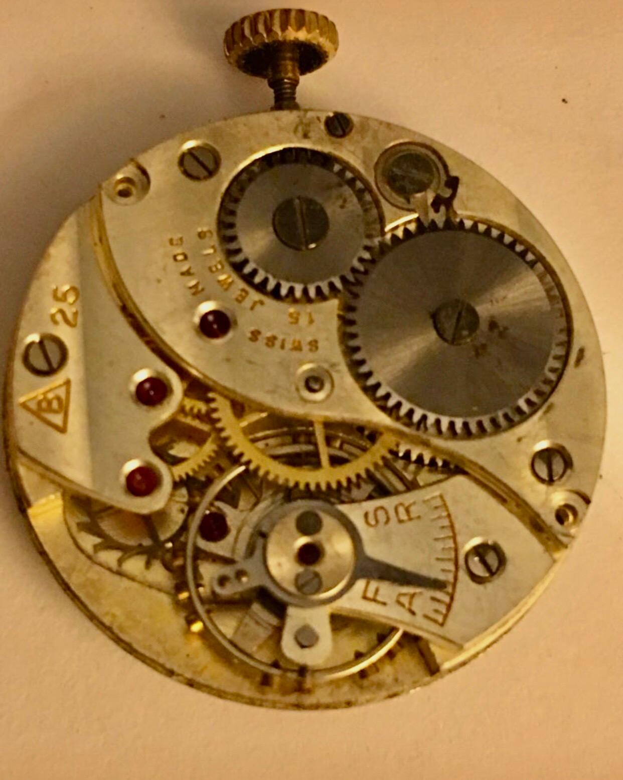 Mechanische Uhr aus 9 Karat Gold in Kissenform aus den 1950er Jahren im Angebot 4