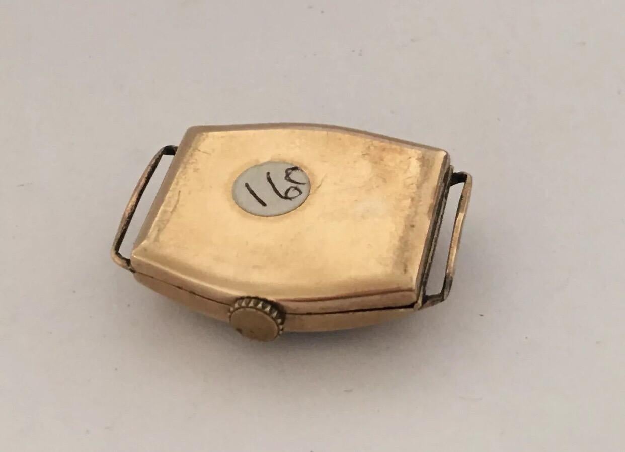 9 Karat Gold Vintage Helvetia Hand-Winding Wristwatch For Sale 5