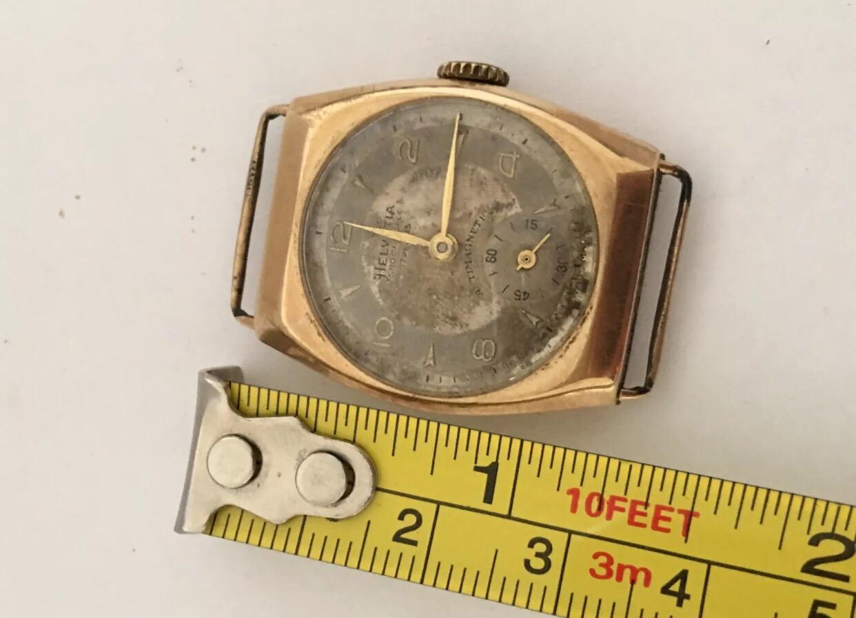 9 Karat Gold Vintage Helvetia Hand-Winding Wristwatch For Sale 1